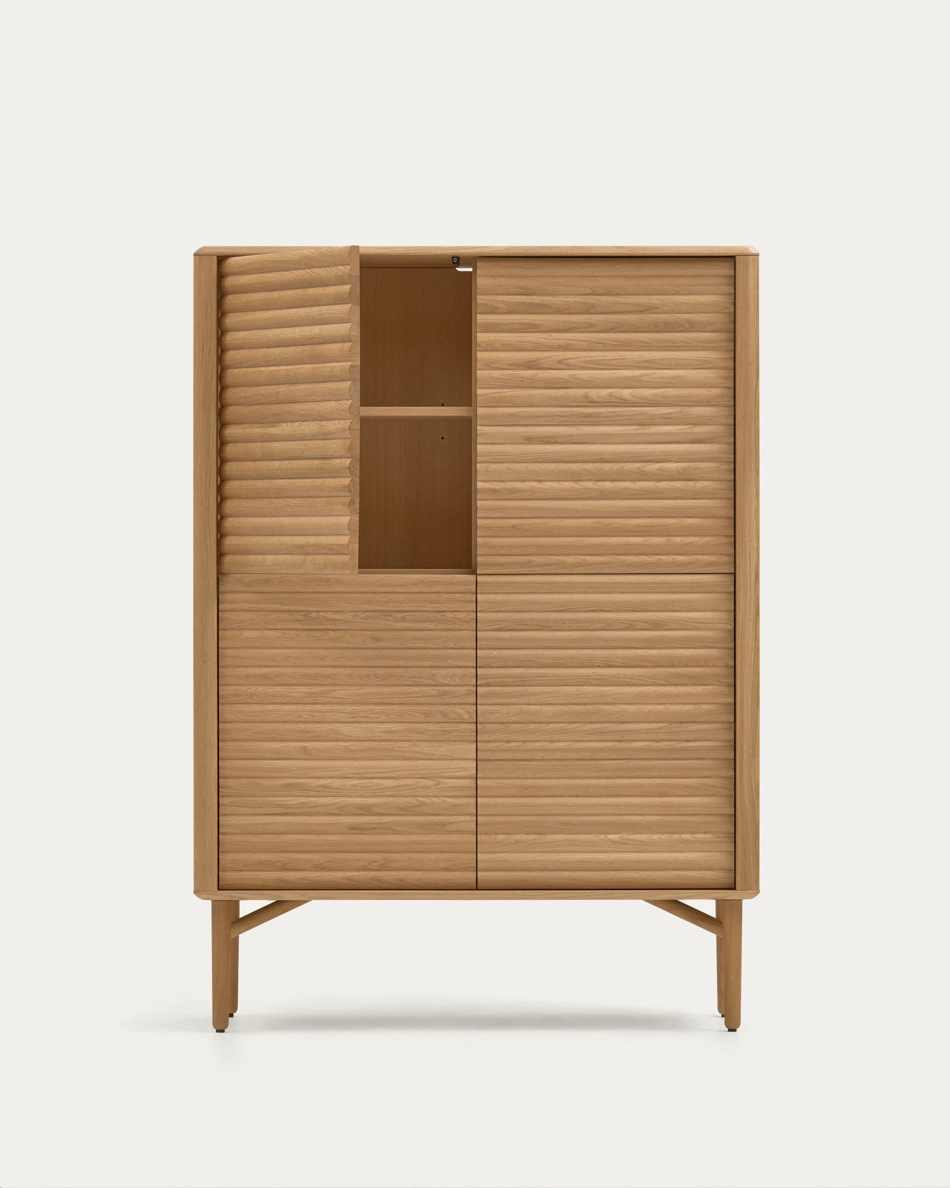 Elegantes Highboard aus massiver Eiche und Eichenfurnier, 4 Türen, FSC-zertifiziert, Maße 104,5 x 144 cm, von Kave Home.