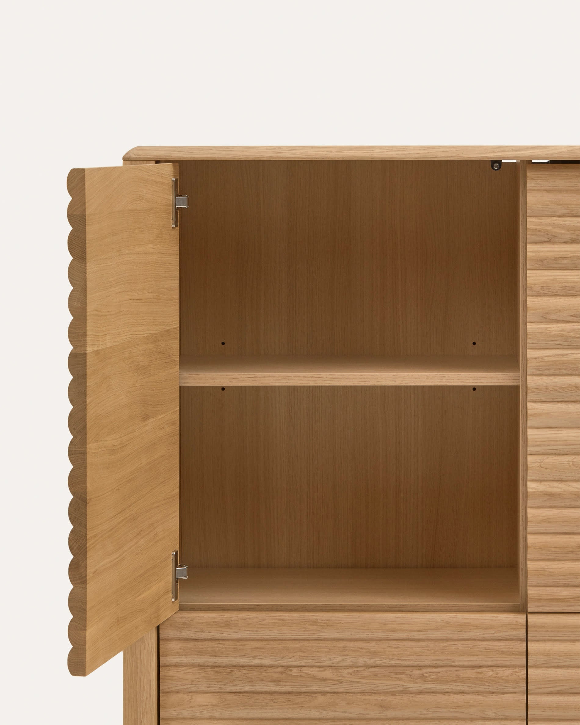Stilvolles Highboard aus Eiche und Eichenfurnier, 4 Türen, FSC-zertifiziert, Maße 104,5 x 144 cm, von Kave Home.