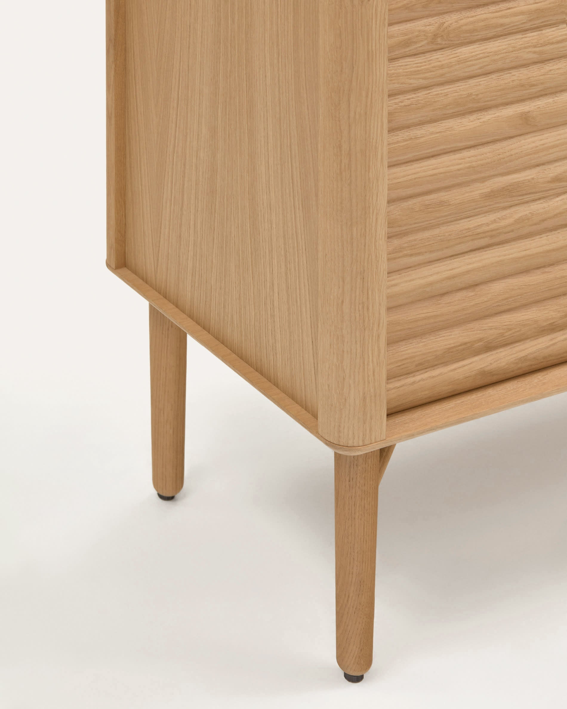 Elegantes Highboard aus massiver Eiche und Furnier, 4 Türen, FSC-zertifiziert, Maße 104,5 x 144 cm, von Kave Home.