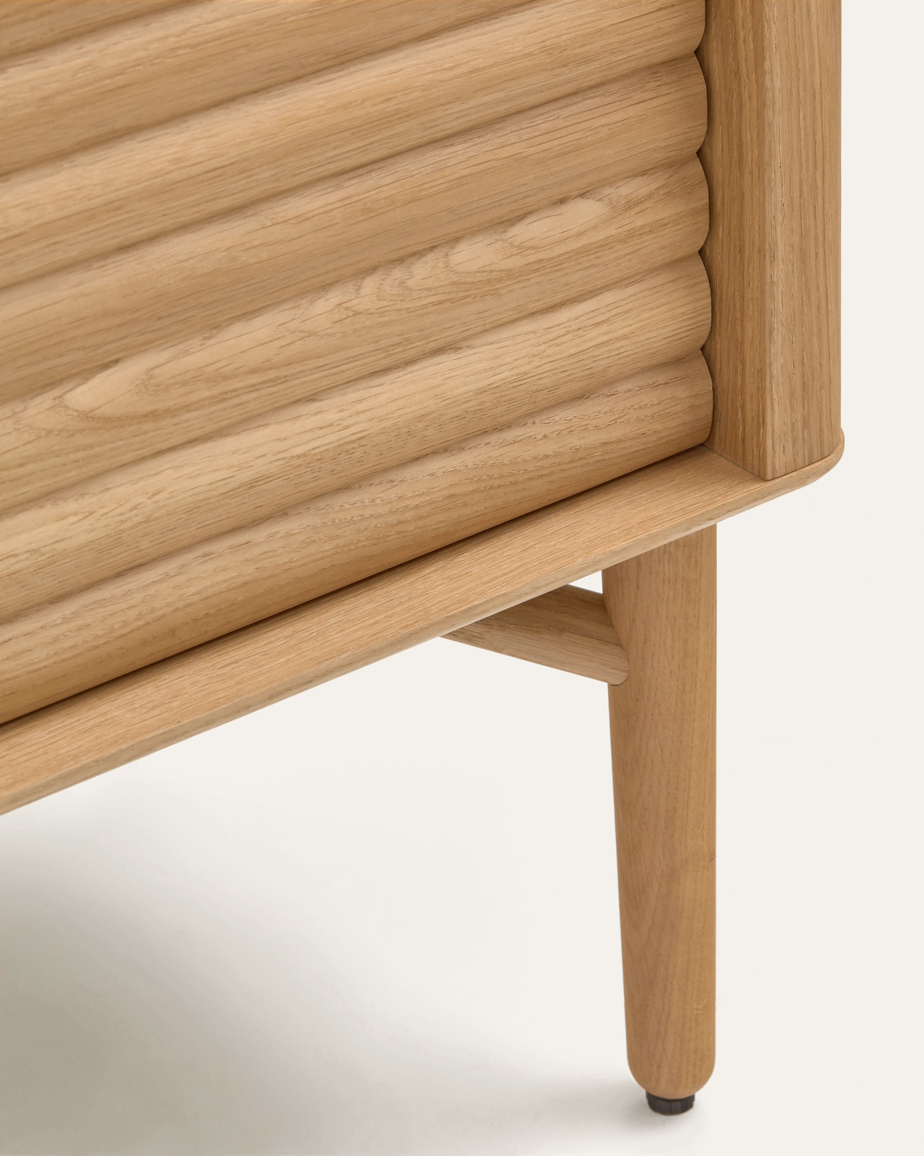 Stilvolles Highboard aus Eiche und Furnier, 4 Türen, FSC-zertifiziert, Maße 104,5 x 144 cm, von Kave Home.