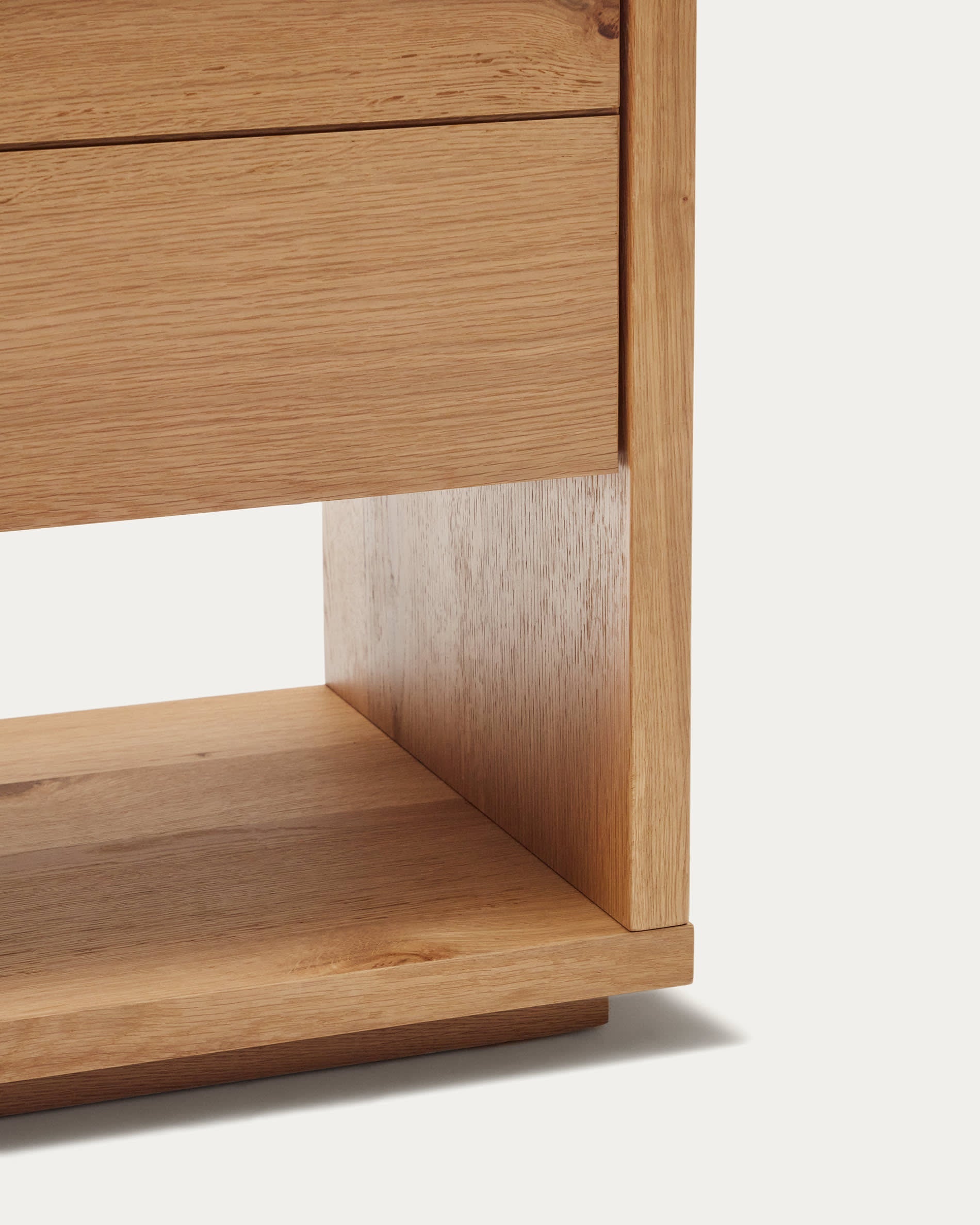 Elegantes Highboard aus Eichenfurnier mit natürlichem Finish, 2 Türen, 100 x 163,5 cm, ideal für stilvolle und moderne Einrichtungen.