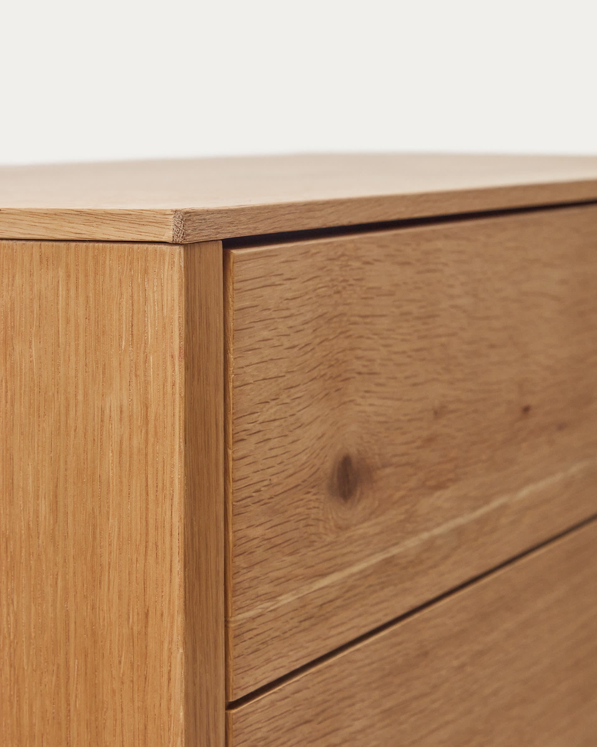 Elegantes Highboard aus Eichenfurnier mit natürlichem Finish, 2 Türen, 100 x 163,5 cm, ideal für stilvolle und moderne Einrichtungen.
