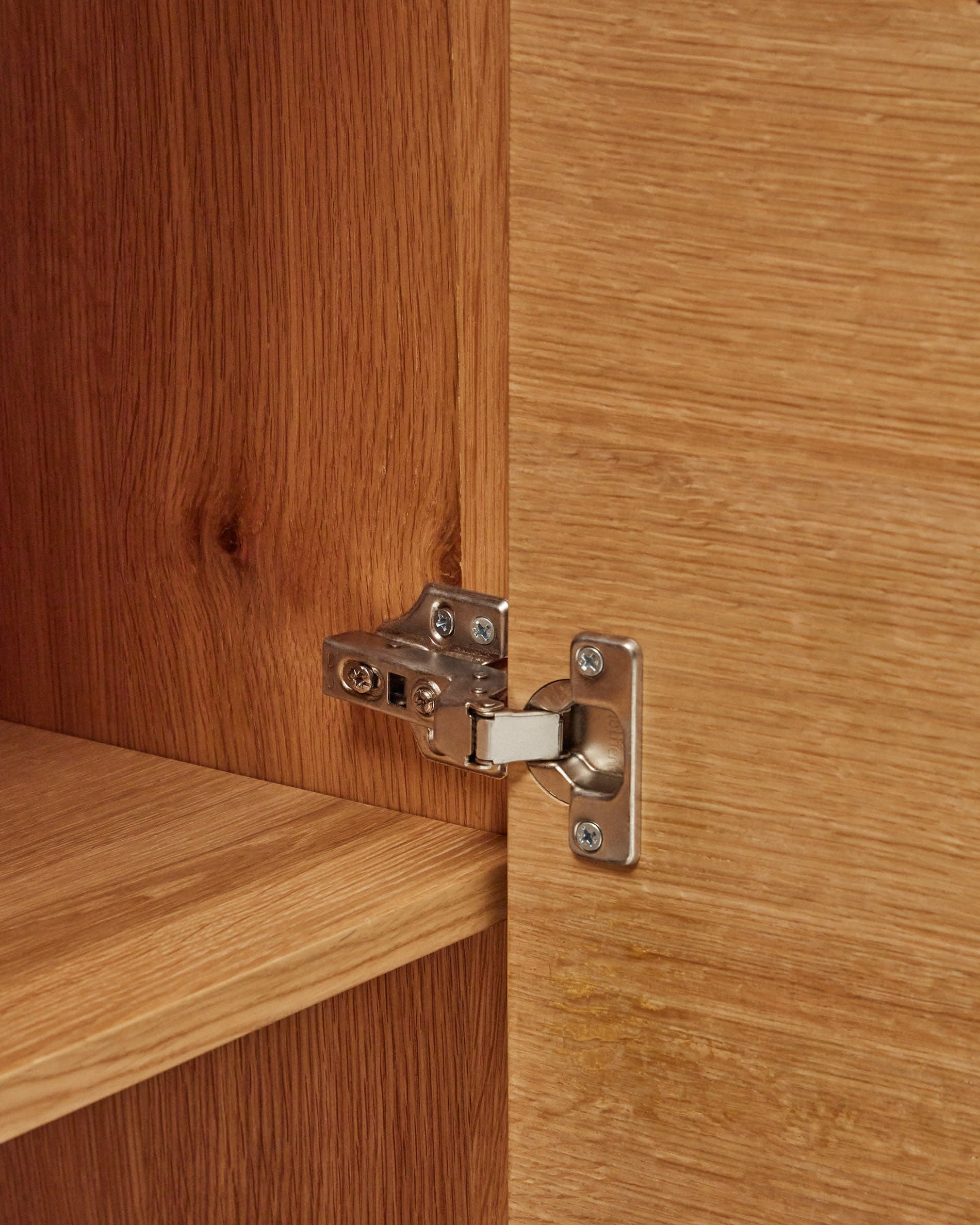 Stilvolles Highboard aus Eichenfurnier, 2 Türen, natürliches Finish, 100 x 163,5 cm, perfekt für moderne Wohnräume.