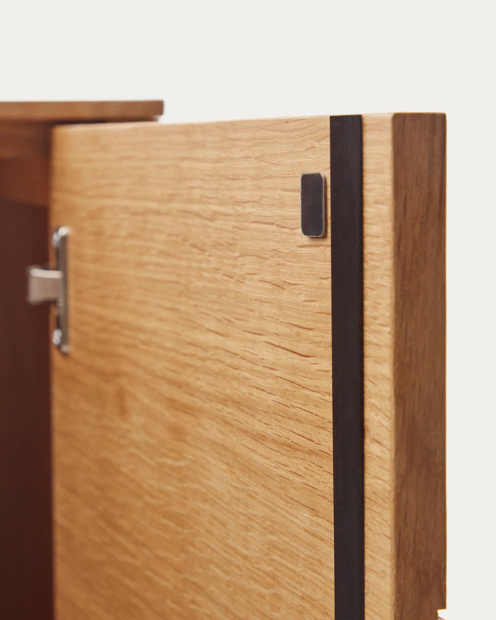 Elegantes Highboard aus Eichenfurnier mit natürlichem Finish, 2 Türen, 100 x 163,5 cm, ideal für stilvolle und moderne Einrichtungen.