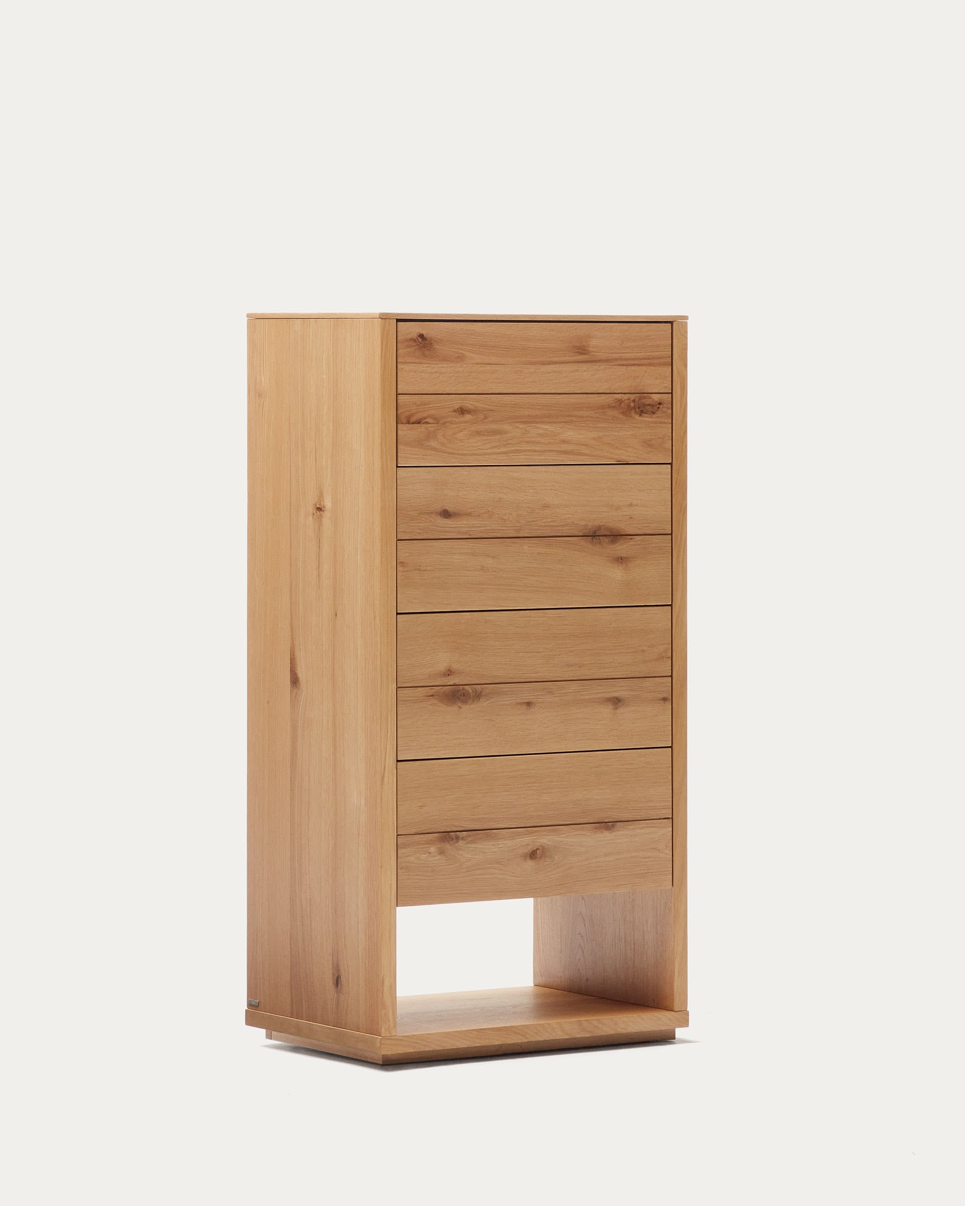 Die Alguema Kommode von Kave Home bietet 4 Schubladen, Eichenfurnier und ein natürliches Finish, ideal für stilvolle Aufbewahrung.