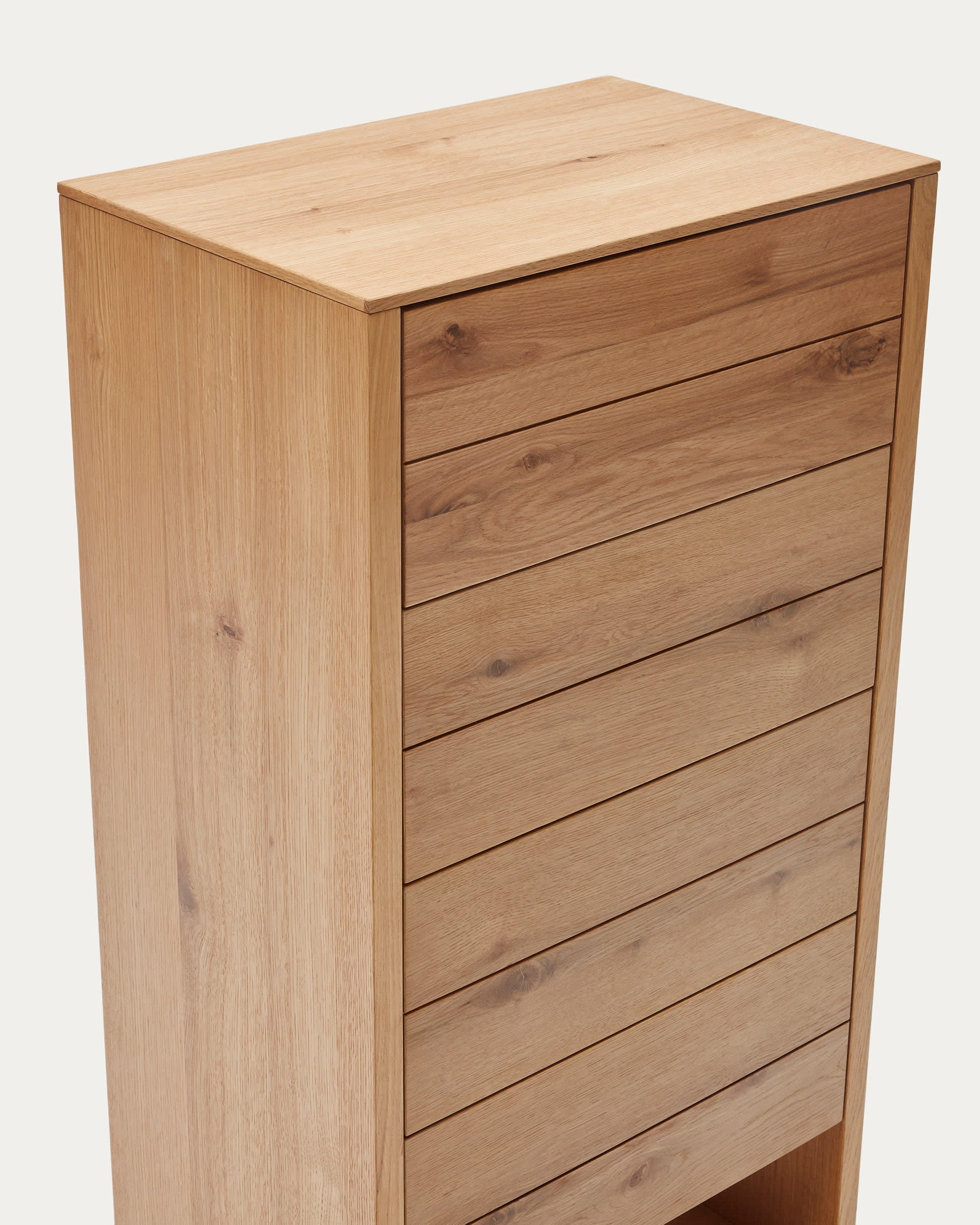 Die Alguema Kommode von Kave Home bietet 4 Schubladen, ein natürliches Eichenfurnier und ein stilvolles Design für Ihre Einrichtung.