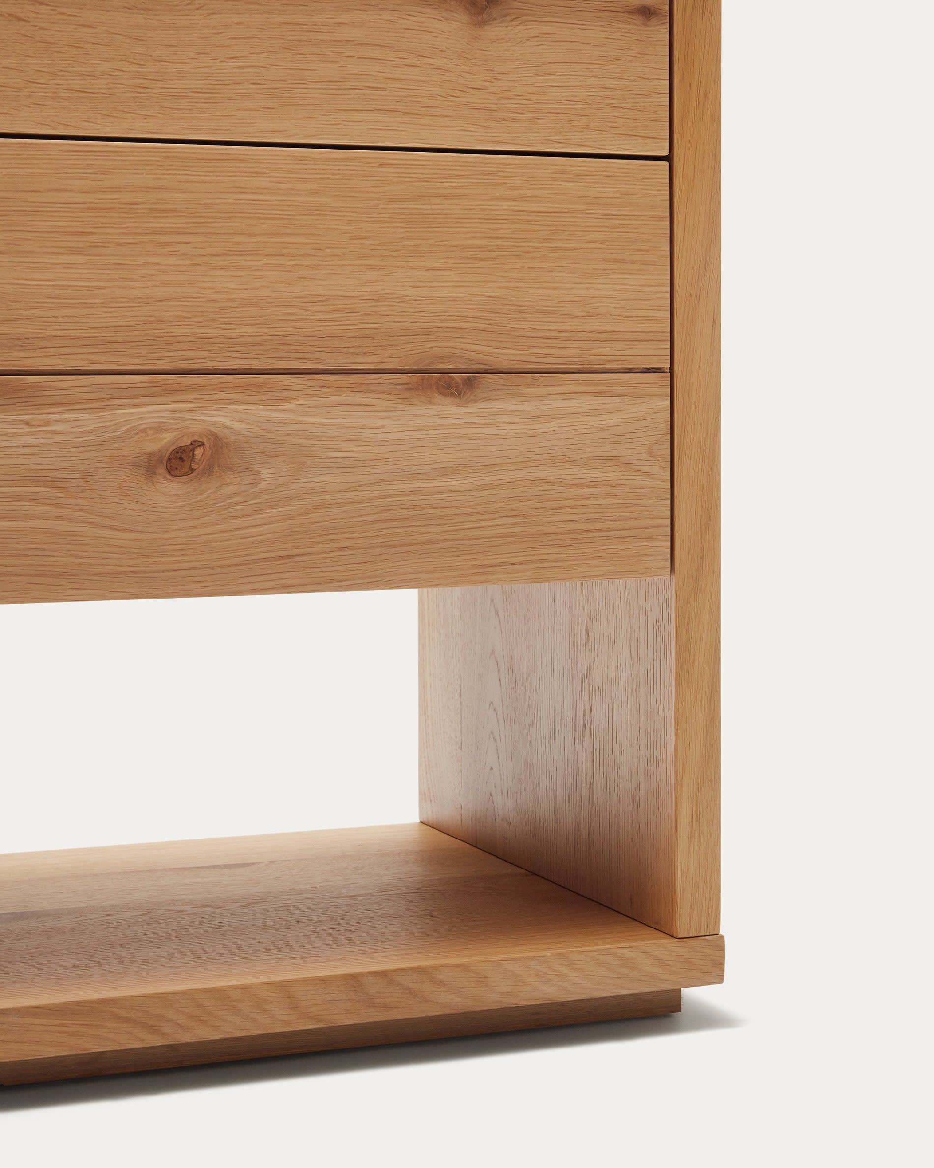 Die Alguema Kommode von Kave Home bietet mit 4 Schubladen und natürlichem Eichenfurnier eine elegante und praktische Aufbewahrungslösung.