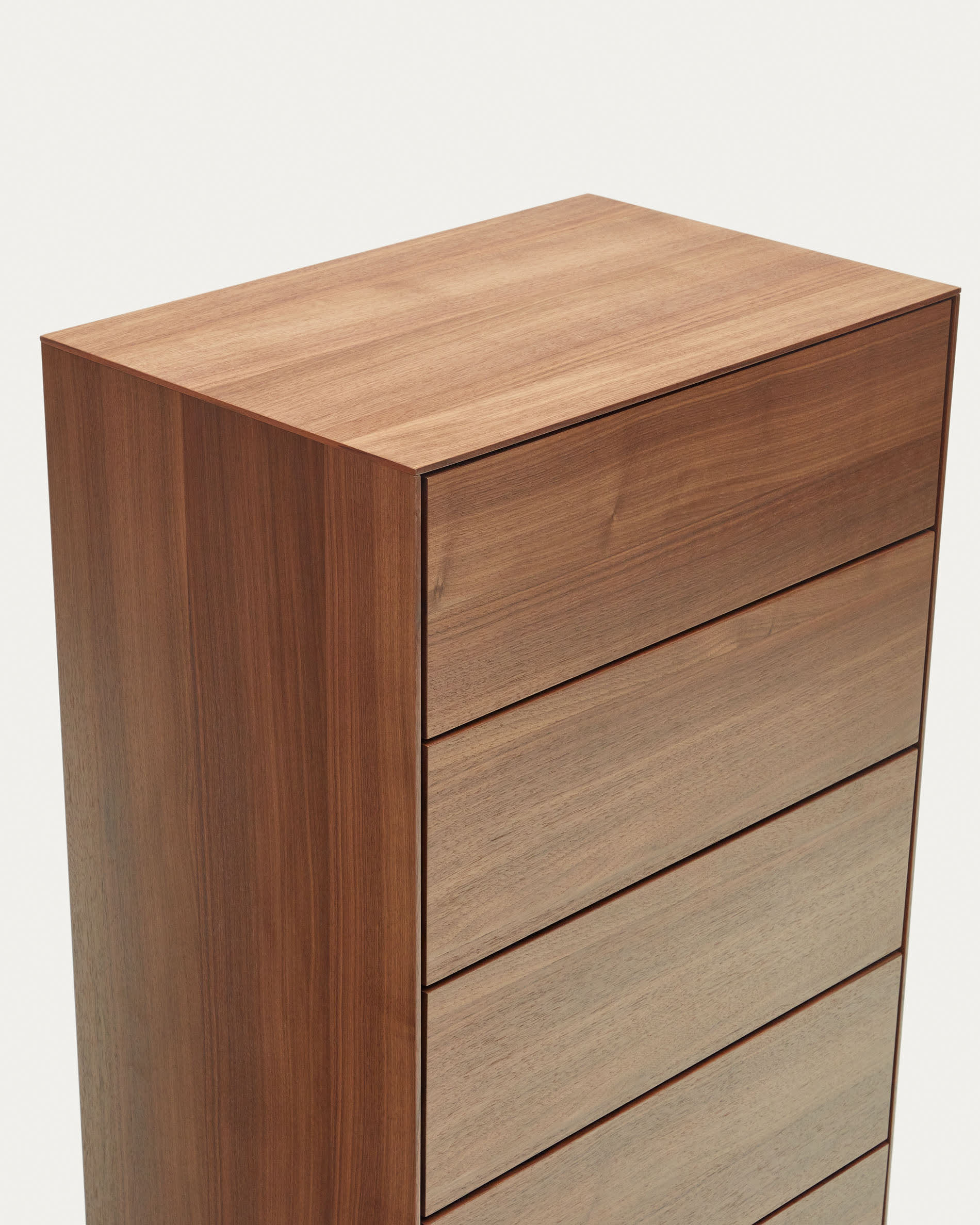 Die Vedrana Kommode besticht durch ihr elegantes Nussholzfurnier und robuste Stahlbeine, ideal für stilvolle Ordnung in jedem Raum.