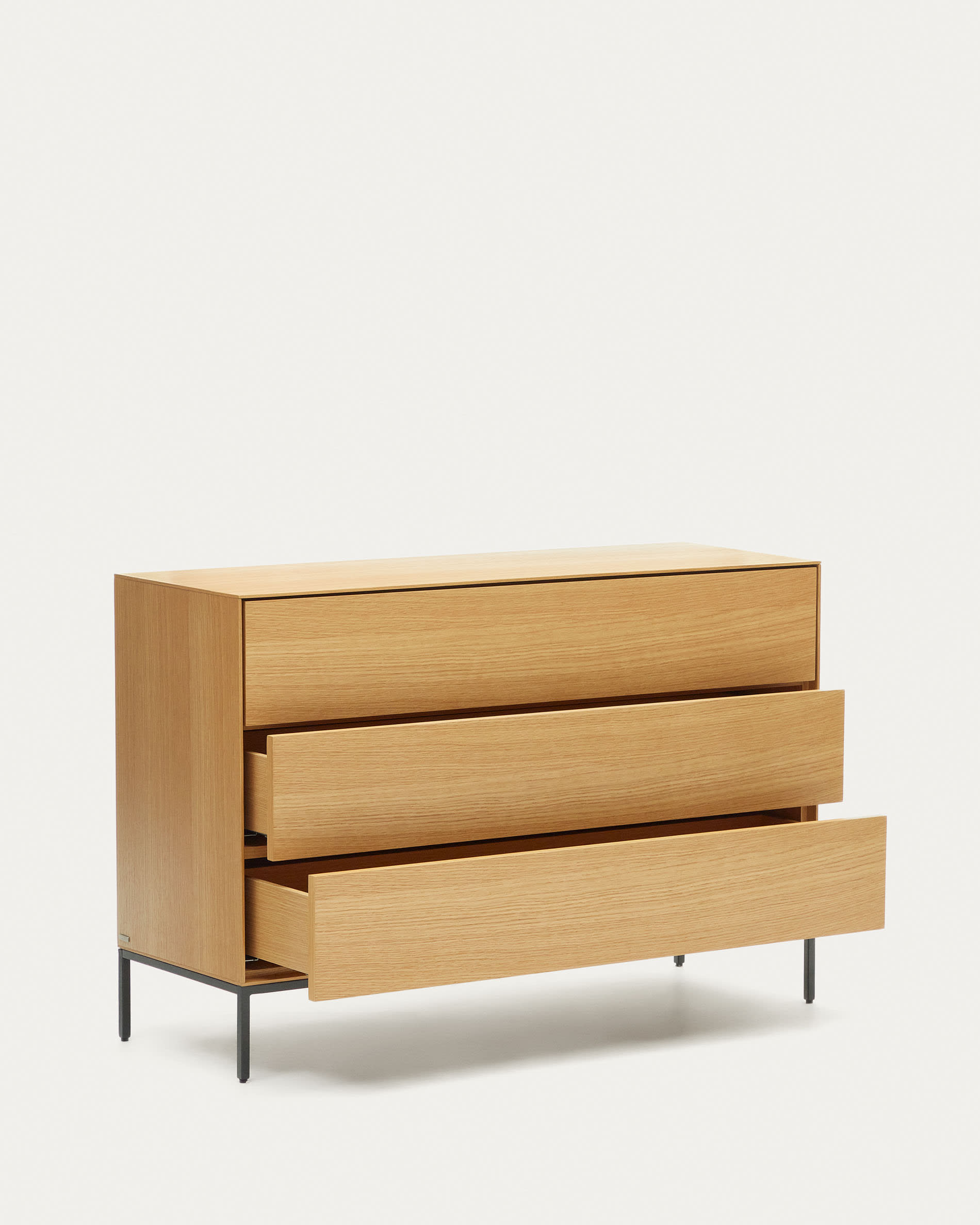 Die Vedrana Kommode aus Eichenfurnier mit schwarzen Stahlbeinen bietet 3 Schubladen und misst 110 x 75 cm. Modern und funktional.
