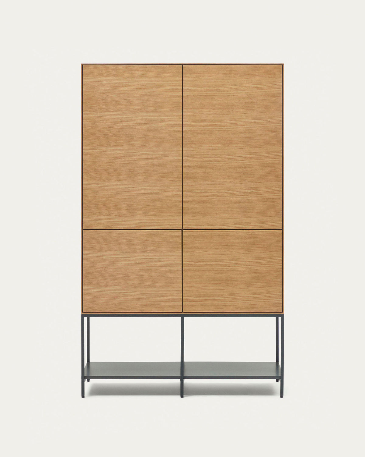 Vedrana Highboard 4 Türen aus Eichenfurnier und Stahlbeine in Schwarz 97,5 x 160 cm in Natur, Schwarz präsentiert im Onlineshop von KAQTU Design AG. High-Sideboard ist von Kave Home