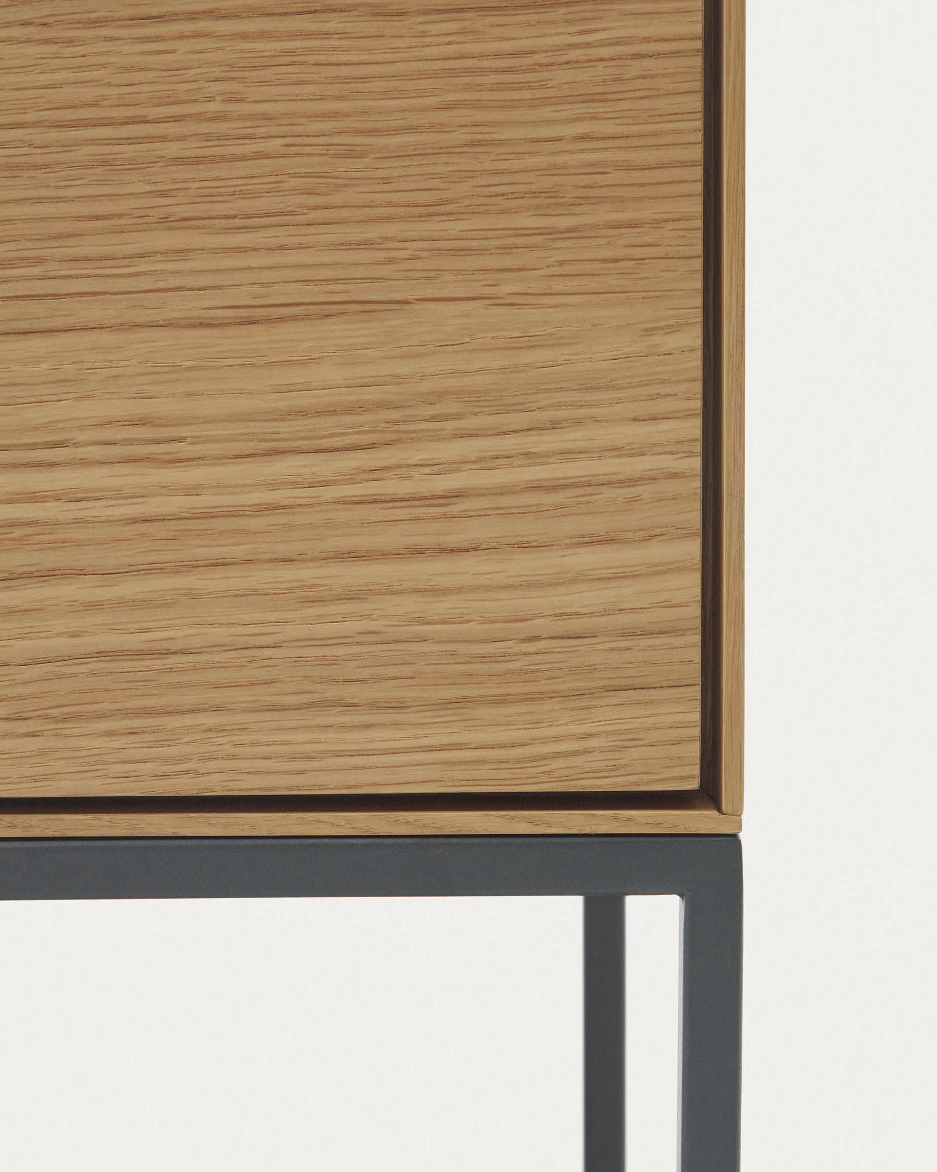 Das Vedrana Highboard von Kave Home kombiniert stilvolles Eichenfurnier mit robusten Stahlbeinen und bietet praktischen Stauraum für jeden Raum.
