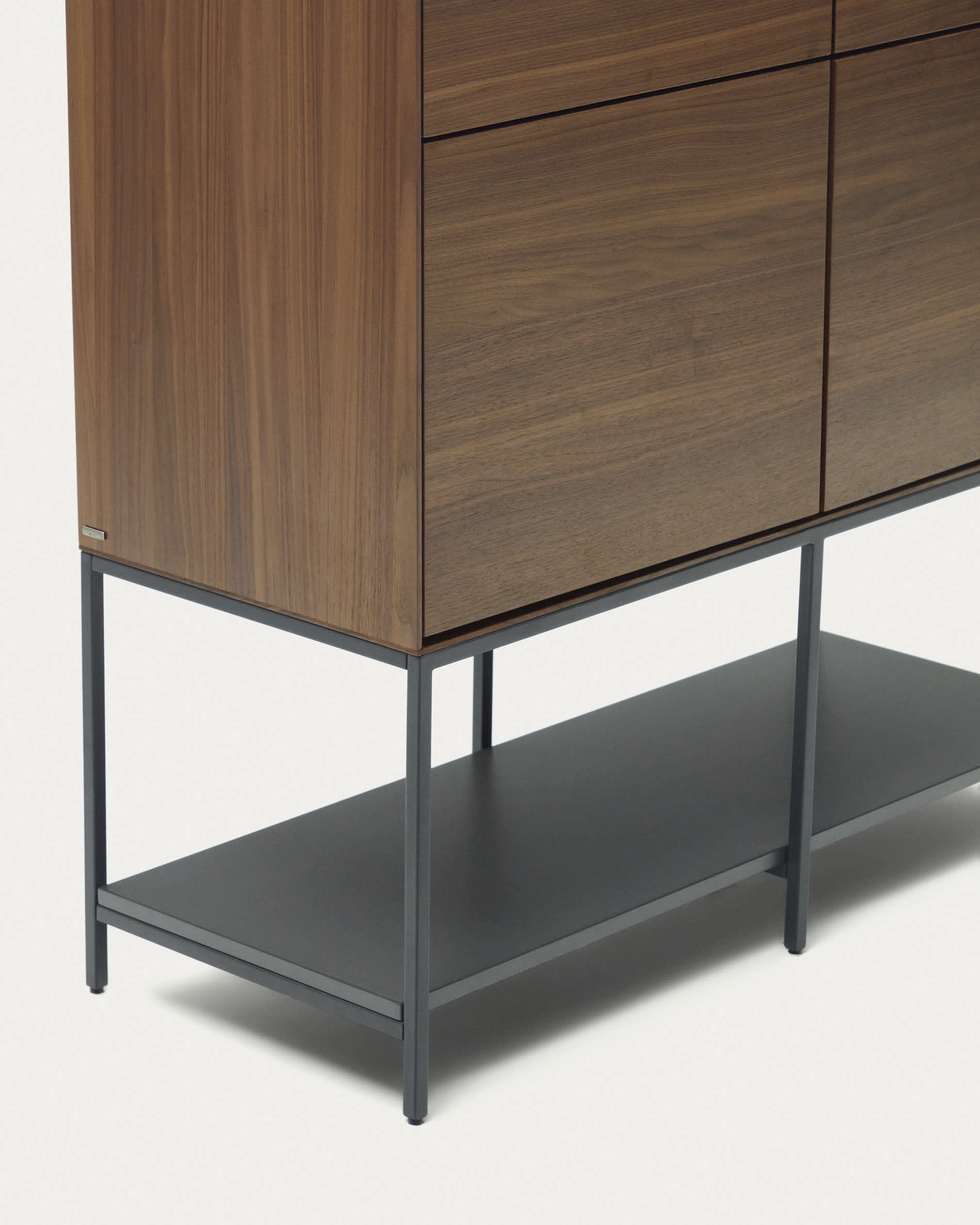 Das Vedrana Highboard vereint stilvolles Nussholzfurnier mit robusten Stahlbeinen und bietet großzügigen Stauraum für Ihr Zuhause.