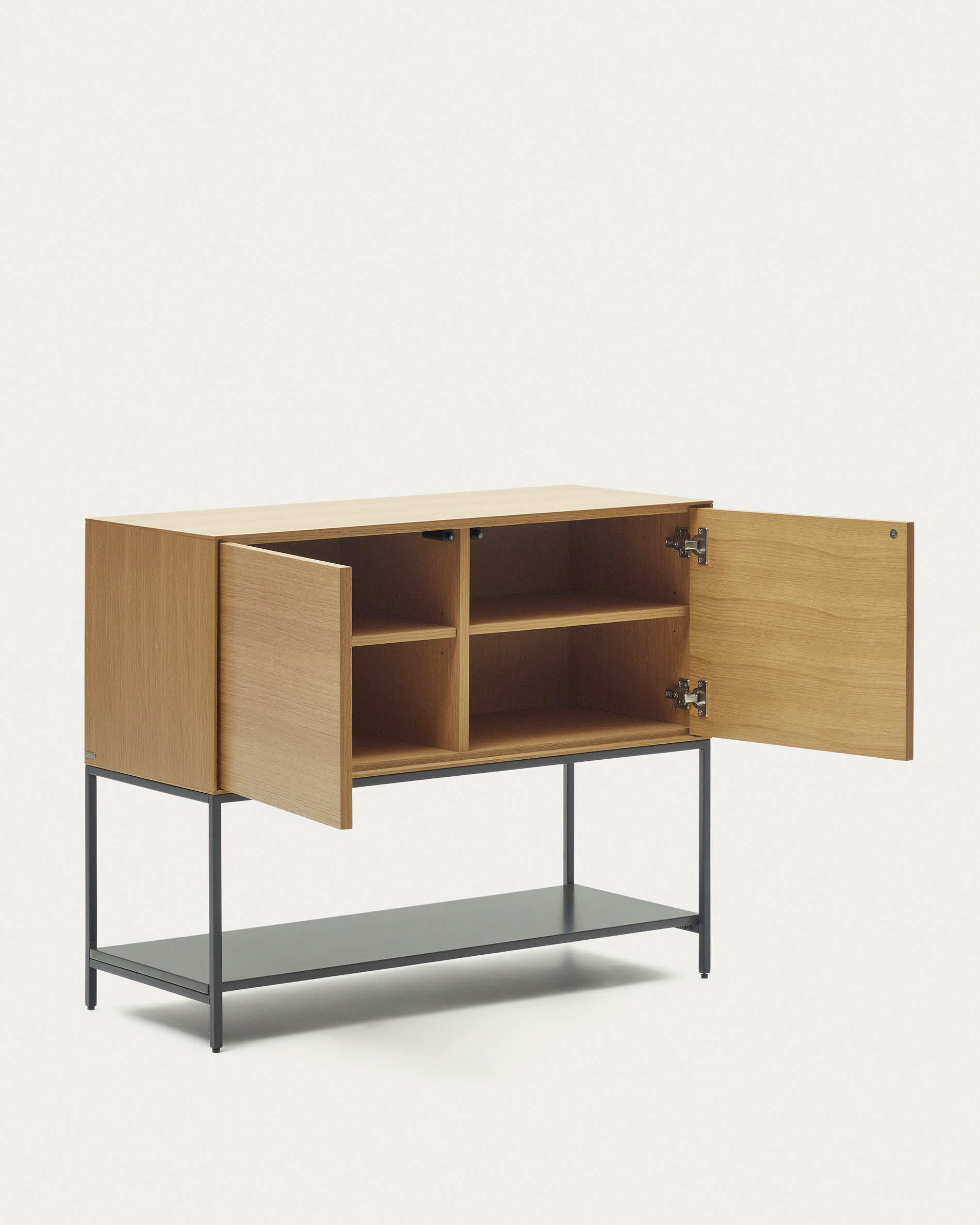 Die Vedrana Kommode kombiniert Eichenfurnier und schwarze Stahlbeine für moderne Eleganz, ideal für stilvolle Aufbewahrung, Masse: 97,5 x 80 cm.