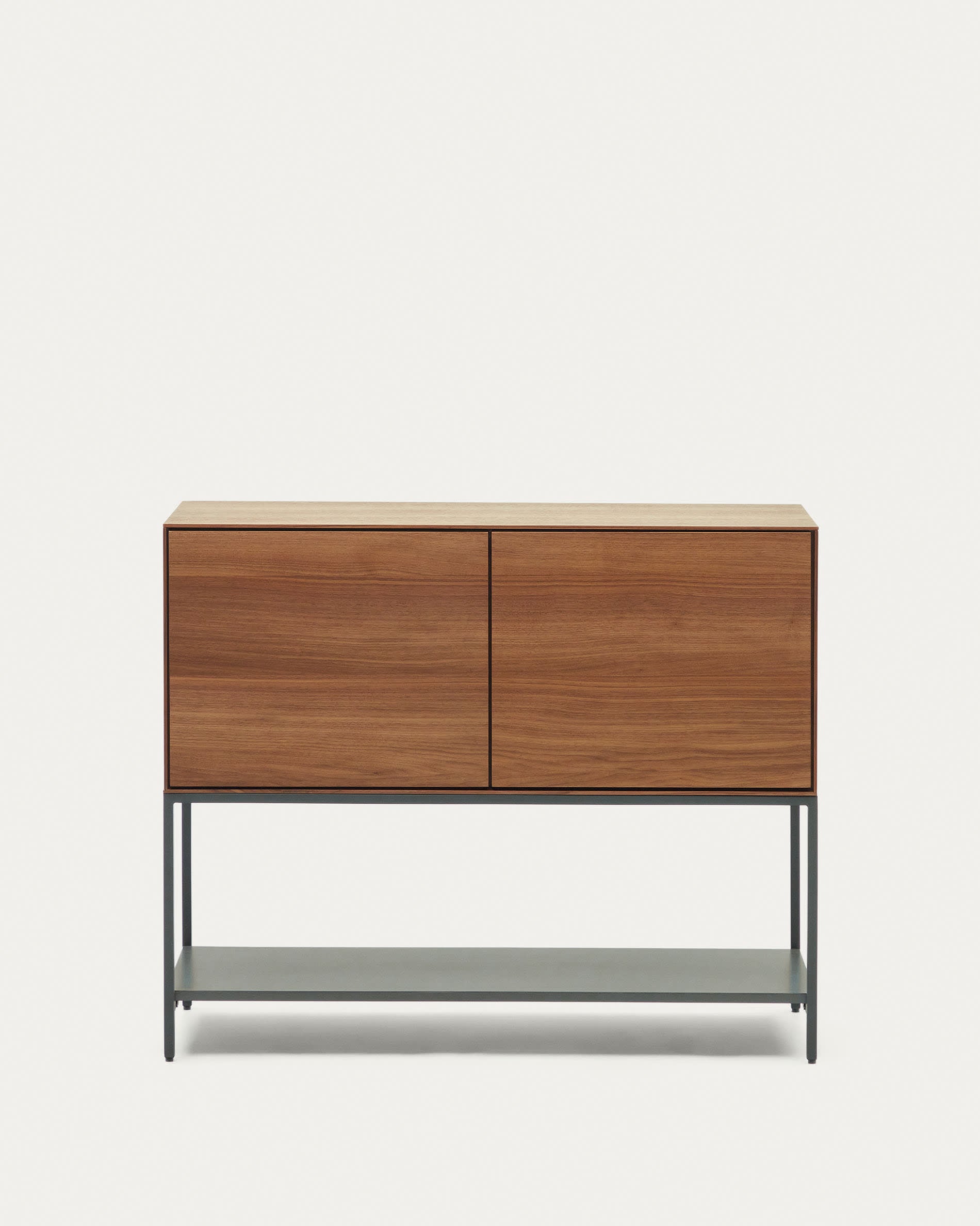 3D-Modell des Vedrana Sideboards: Nussholzfurnier, schwarze Stahlbeine, eleganter Stauraum, AR-kompatibel.