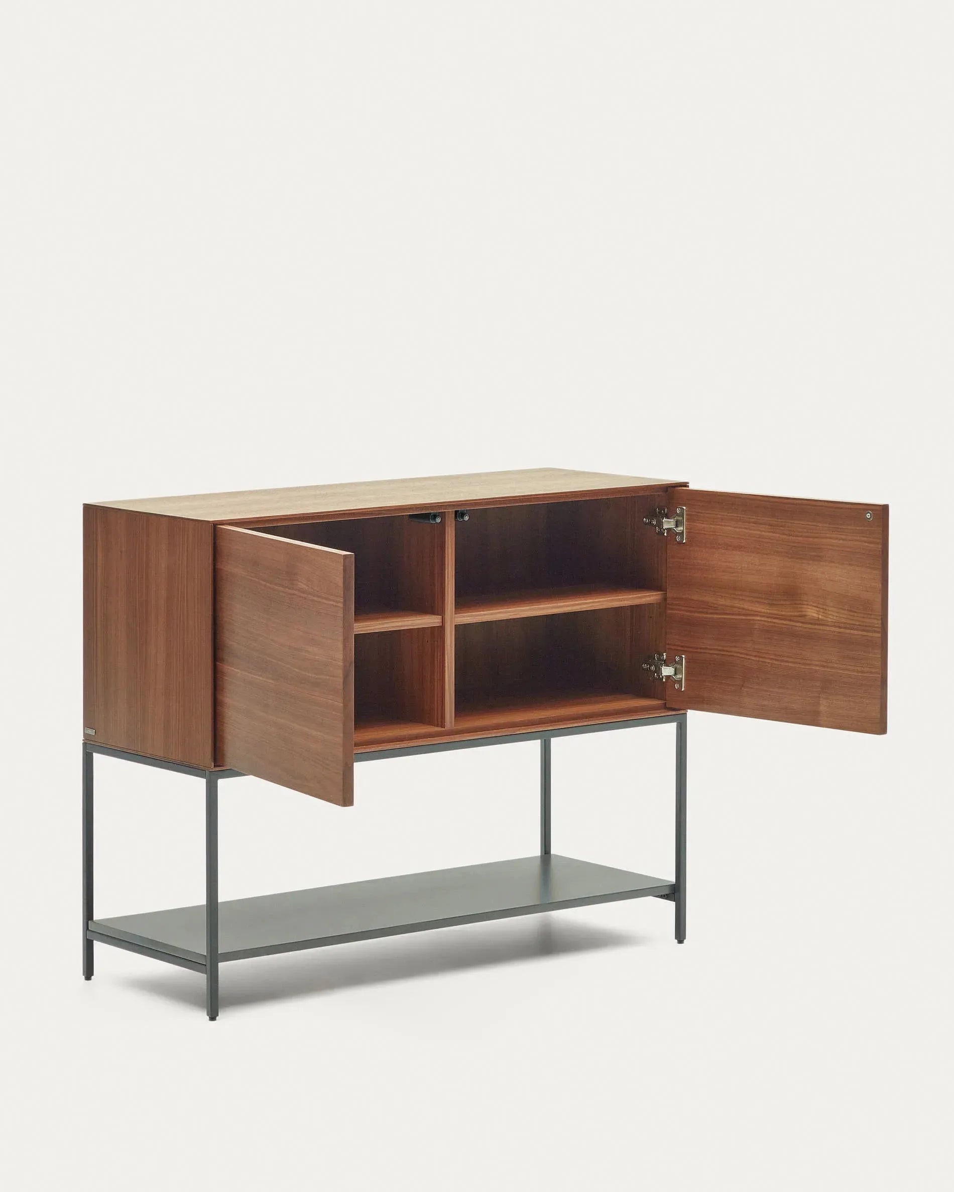 Das Vedrana Sideboard aus edlem Nussholzfurnier und schwarzen Stahlbeinen bietet stilvollen Stauraum für moderne Wohnräume.