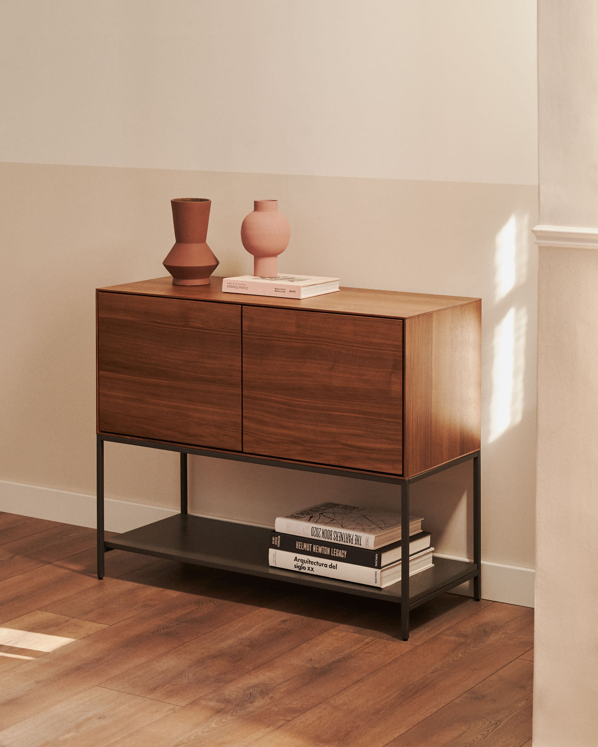 Das Vedrana Sideboard aus edlem Nussholzfurnier mit schwarzen Stahlbeinen bietet stilvolle Aufbewahrung in modernem Design.