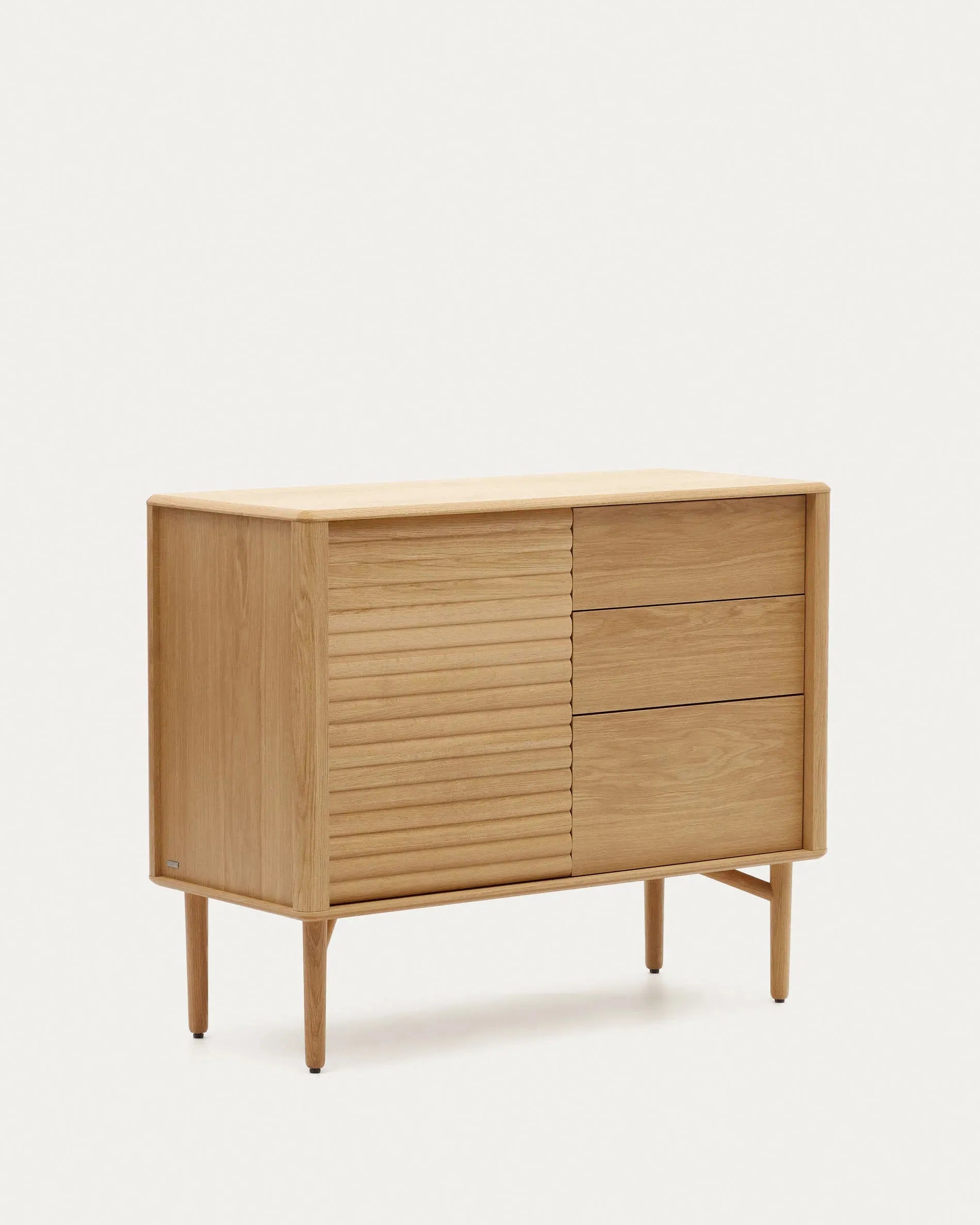 Elegantes Lenon Sideboard aus Eichenholz und Furnier, mit 1 Tür, 3 Schubladen, 105x85 cm, FSC-zertifiziert, von Kave Home.