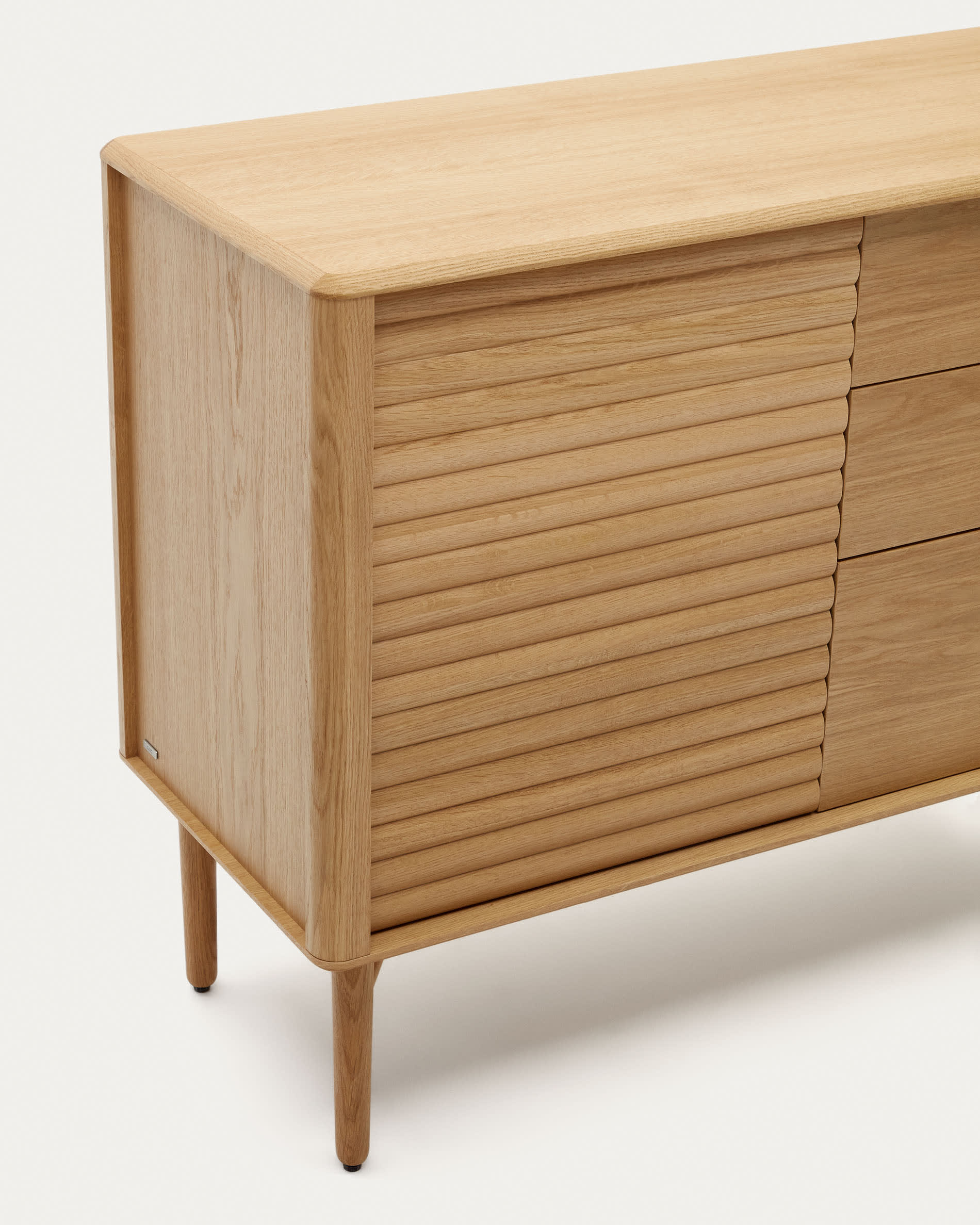 Elegantes Lenon Sideboard aus Eichenholz und Furnier, mit 1 Tür, 3 Schubladen, 105x85 cm, FSC-zertifiziert, von Kave Home.