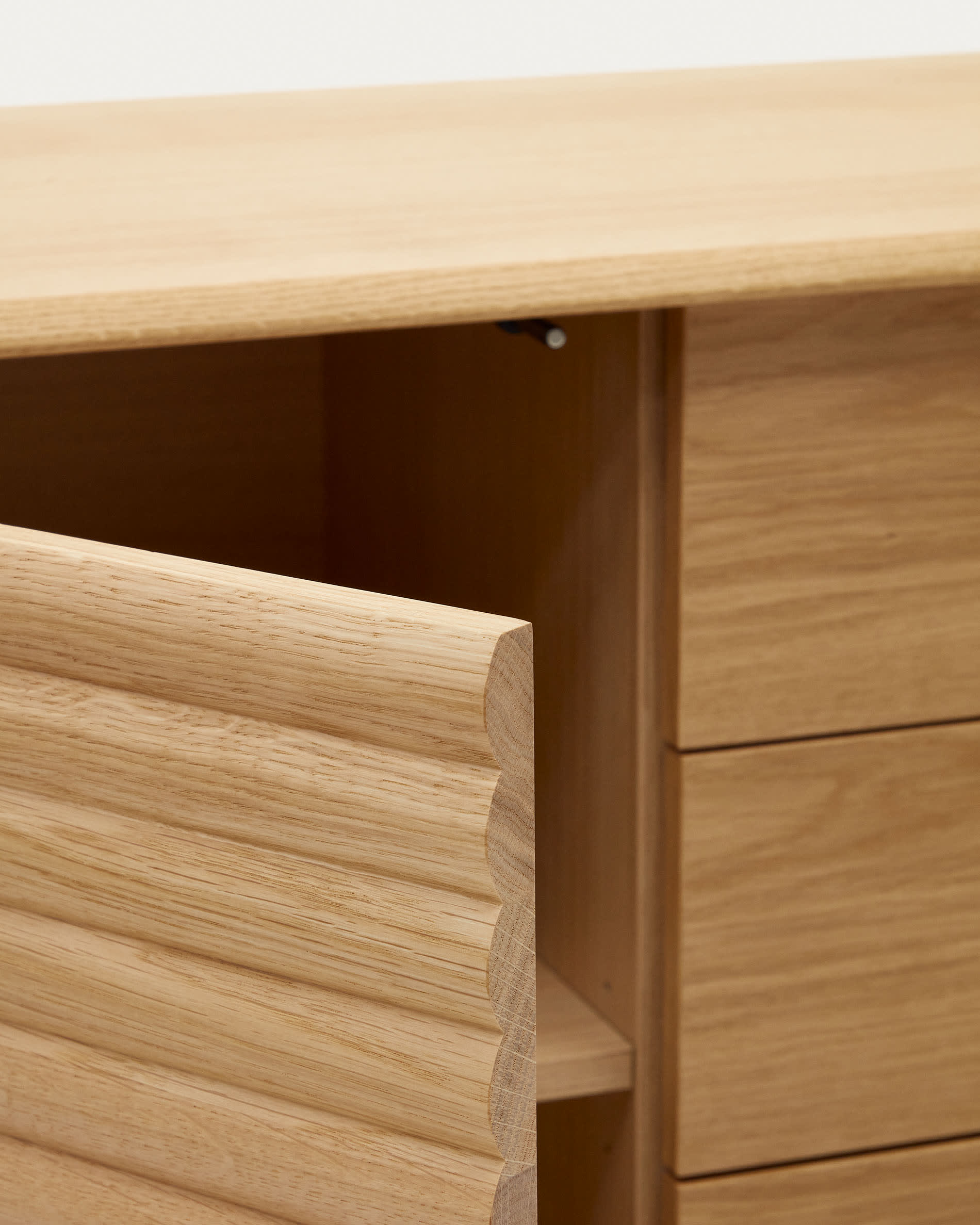 Stilvolles Lenon Sideboard aus Eichenholz und Furnier, mit 1 Tür, 3 Schubladen, 105x85 cm, FSC MIX Credit, von Kave Home.