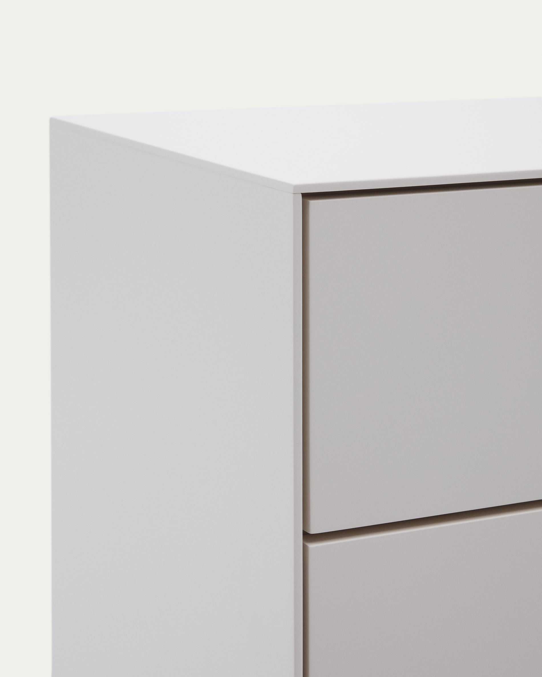 Entdecken Sie die Vedrana Kommode von Kave Home: 5 geräumige Schubladen, elegantes Design, langlebiges MDF, ideal für jeden Raum.