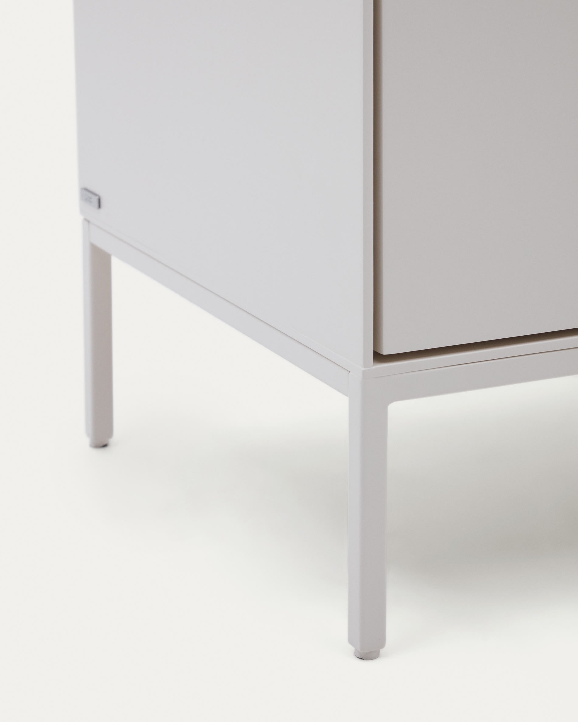 Die Vedrana Kommode von Kave Home vereint modernes Design mit praktischen 5 Schubladen. Hochwertiges, weiß lackiertes MDF für jeden Wohnraum.