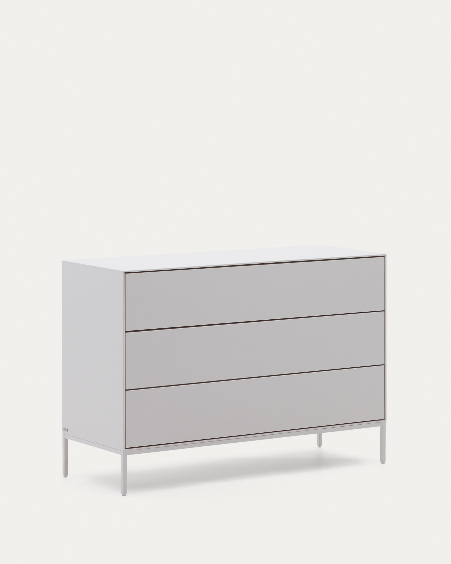 Die Vedrana Kommode von Kave Home kombiniert modernes Design mit Funktionalität: 3 Schubladen, weiss lackiert, Masse 110 x 75 cm.