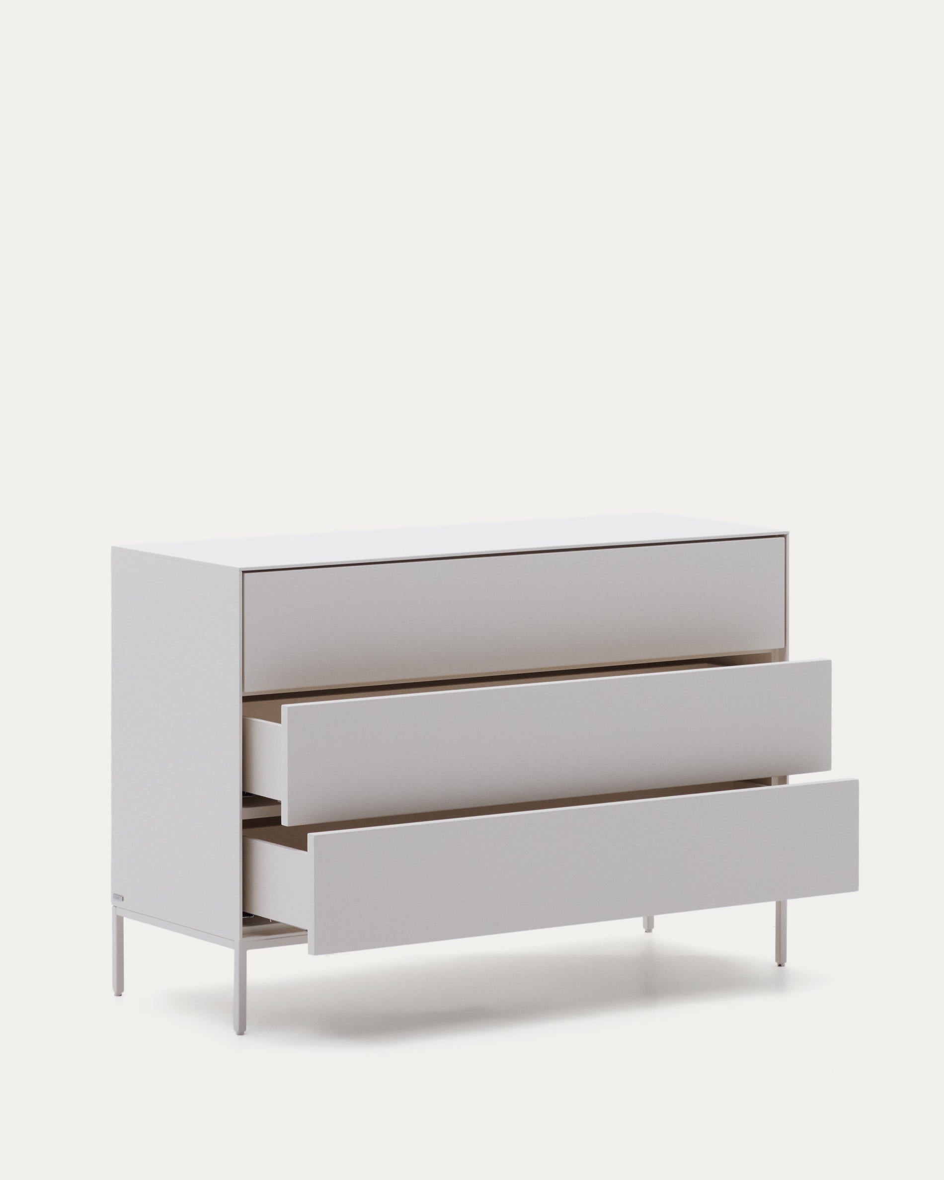 Die Vedrana Kommode von Kave Home bietet modernes Design mit 3 Schubladen, weissem MDF-Lack und Massen von 110 x 75 cm.