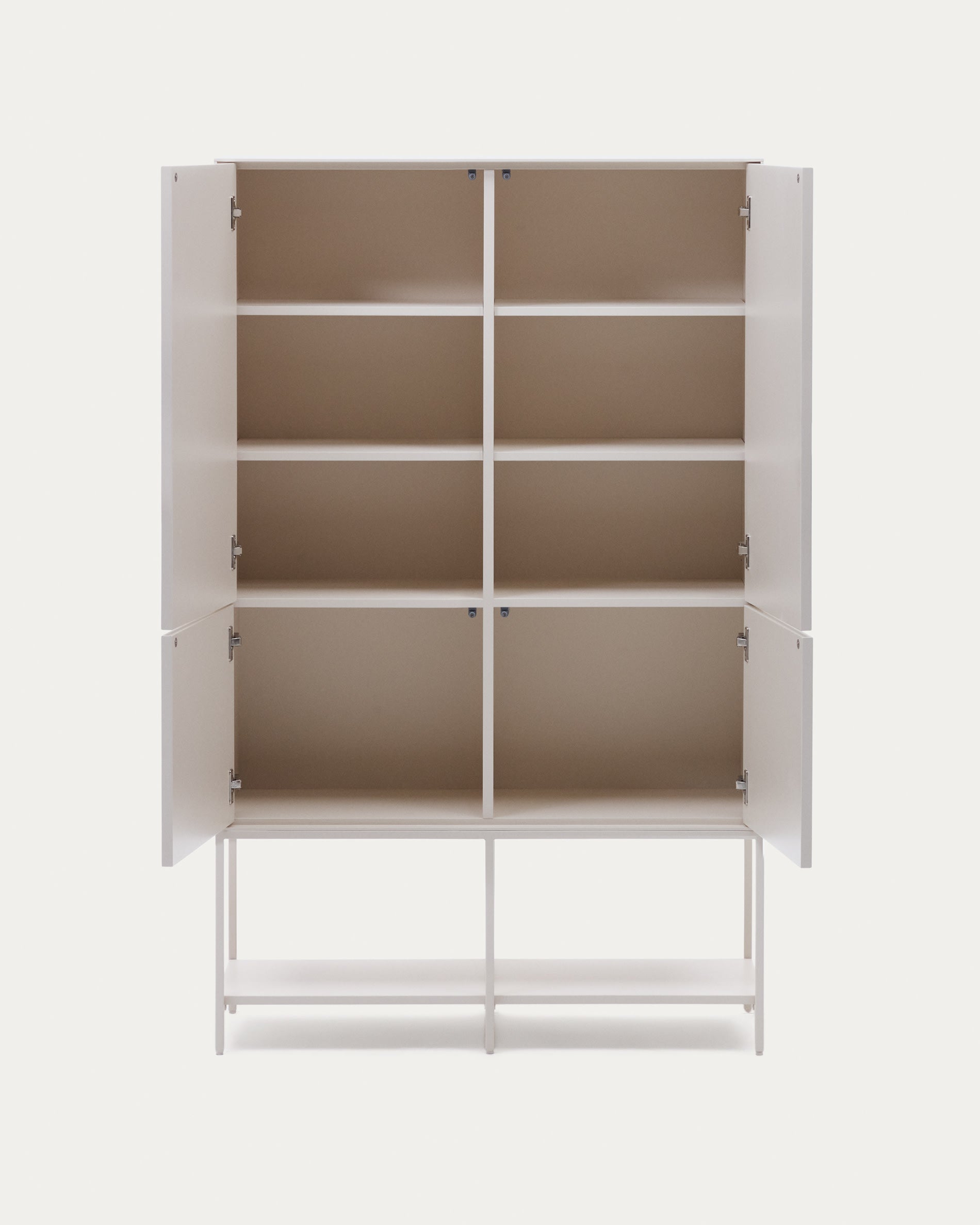 Das Vedrana Highboard von Kave Home, weiss lackiert, mit 4 Türen aus MDF, 97,5 x 160 cm, bietet elegantes Design und praktischen Stauraum.