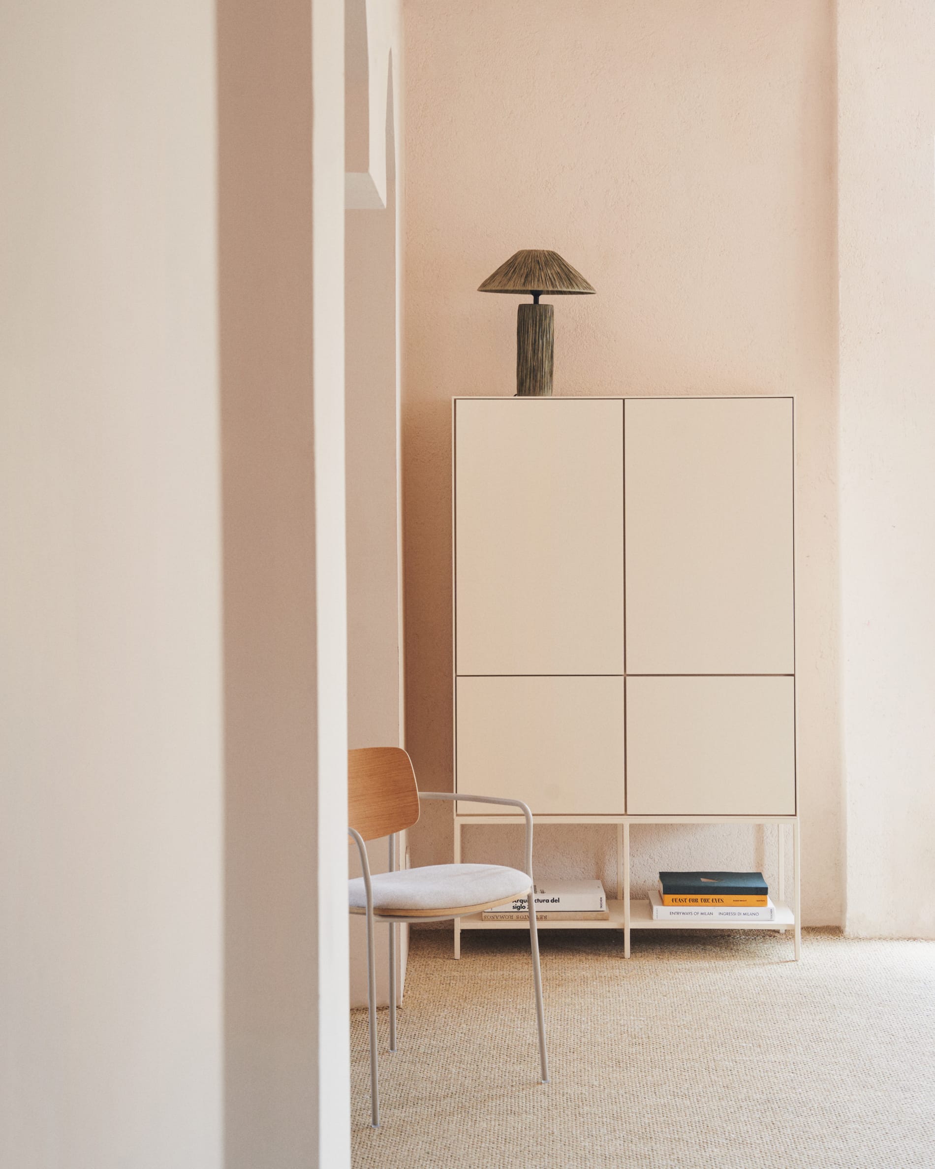 Elegantes Highboard mit 4 Türen, weiss lackiert, 97,5 x 160 cm. Modernes Design, viel Stauraum, leise Türen.