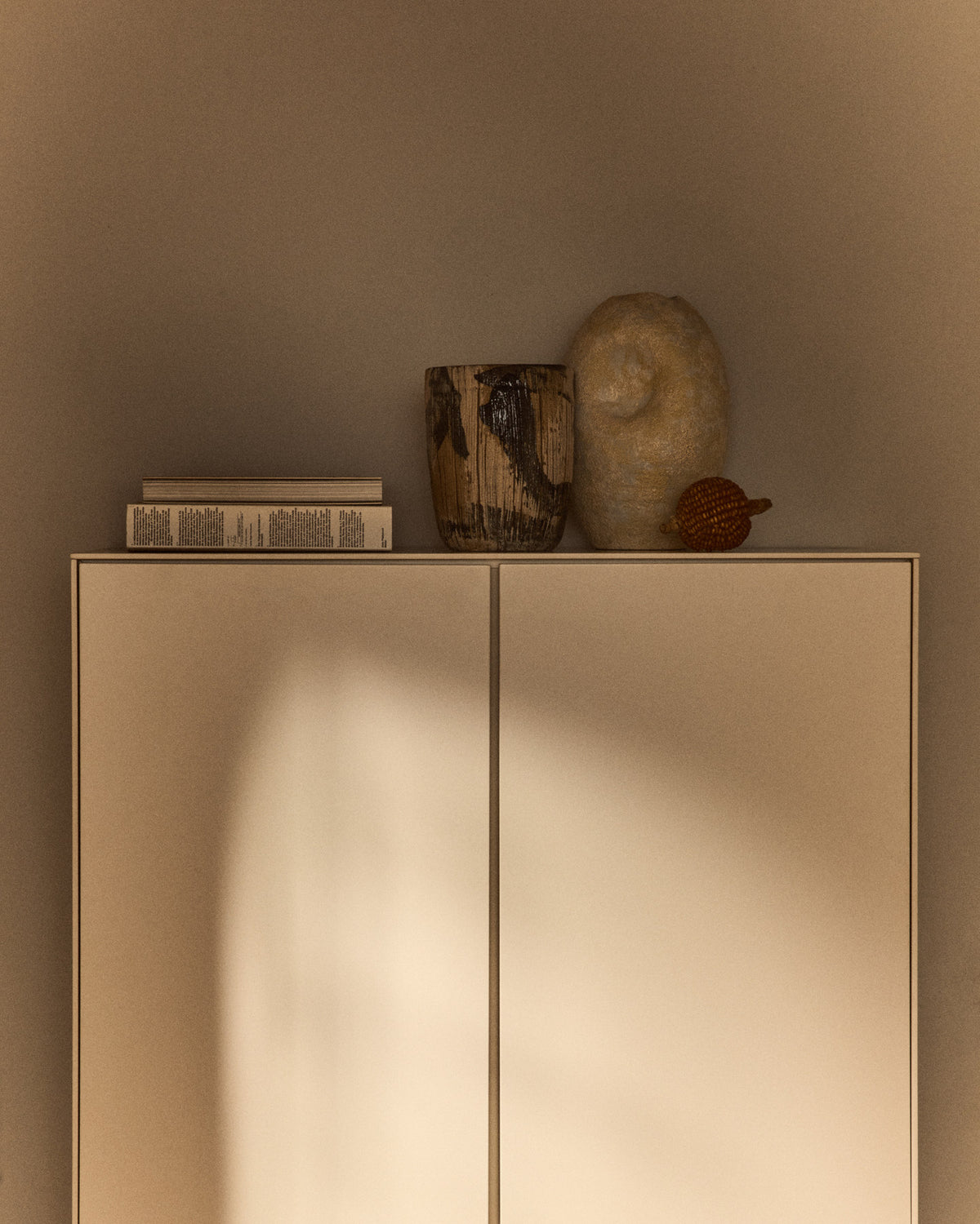 Vedrana Highboard 4 Türen MDF weiss lackiert 97,5 x 160 cm in Weiss präsentiert im Onlineshop von KAQTU Design AG. High-Sideboard ist von Kave Home