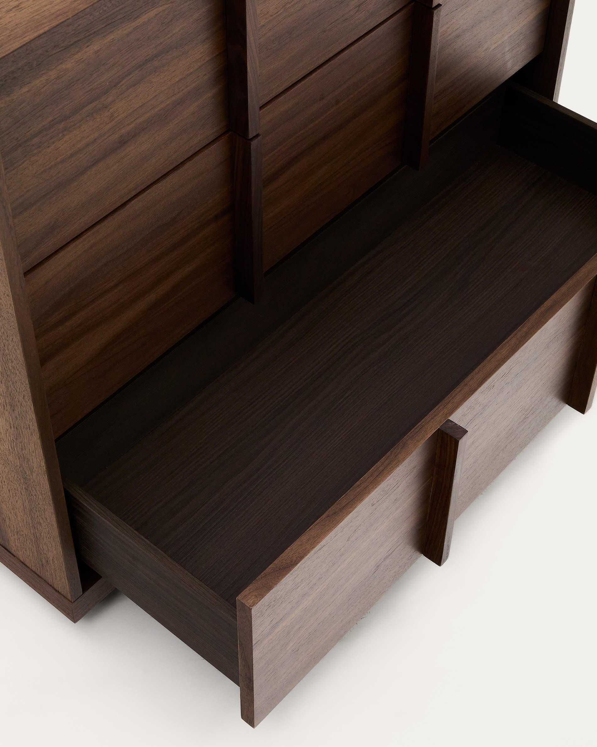 Stilvolle Kommode Onix 3 aus Walnussfurnier mit dunklem Finish, 3 Schubladen, 100x78 cm, FSC-zertifiziert, von Kave Home.