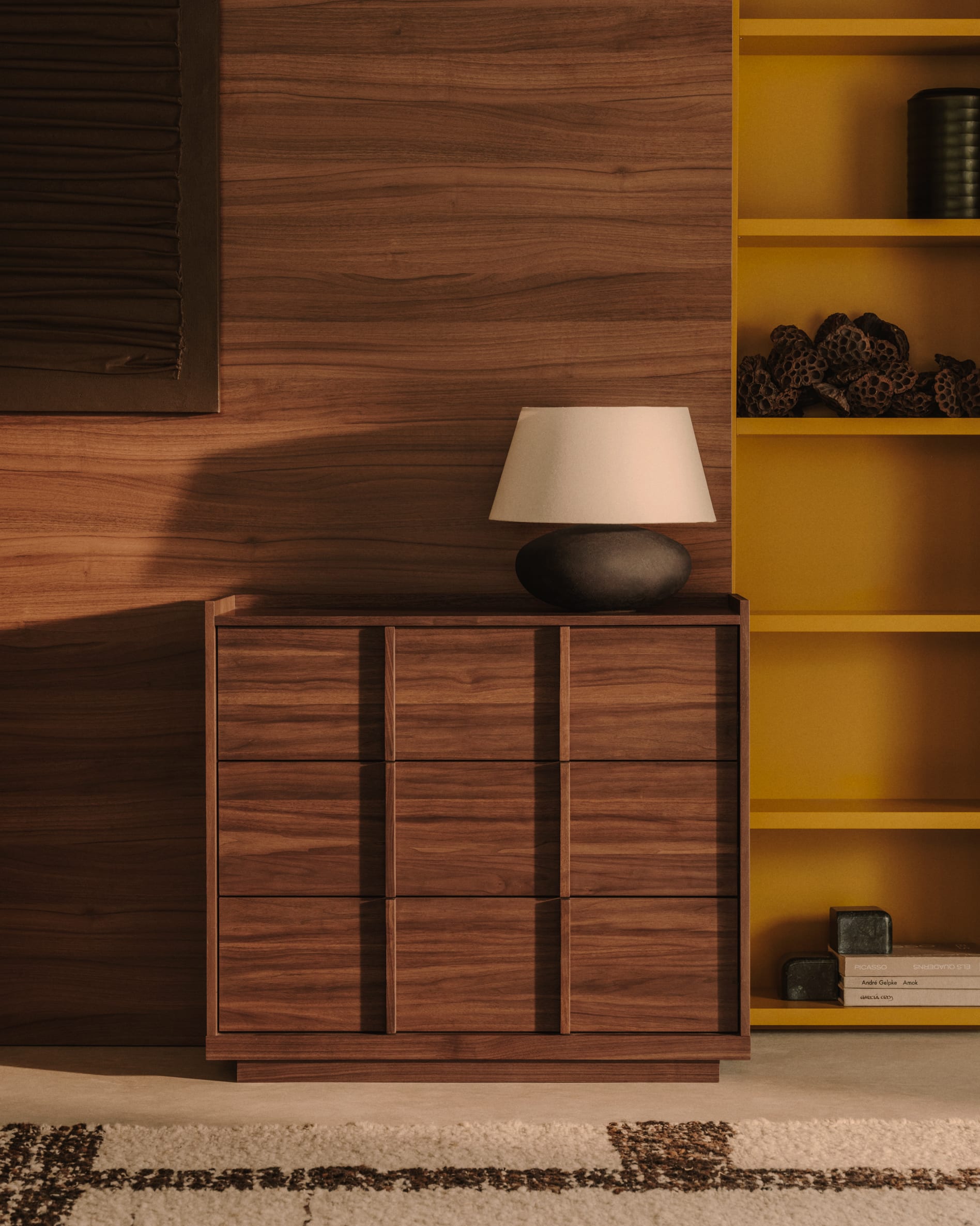 Elegante Kommode Onix 3 mit Walnussfurnier, dunklem Finish, 3 Schubladen, 100x78 cm, FSC-zertifiziert, von Kave Home.