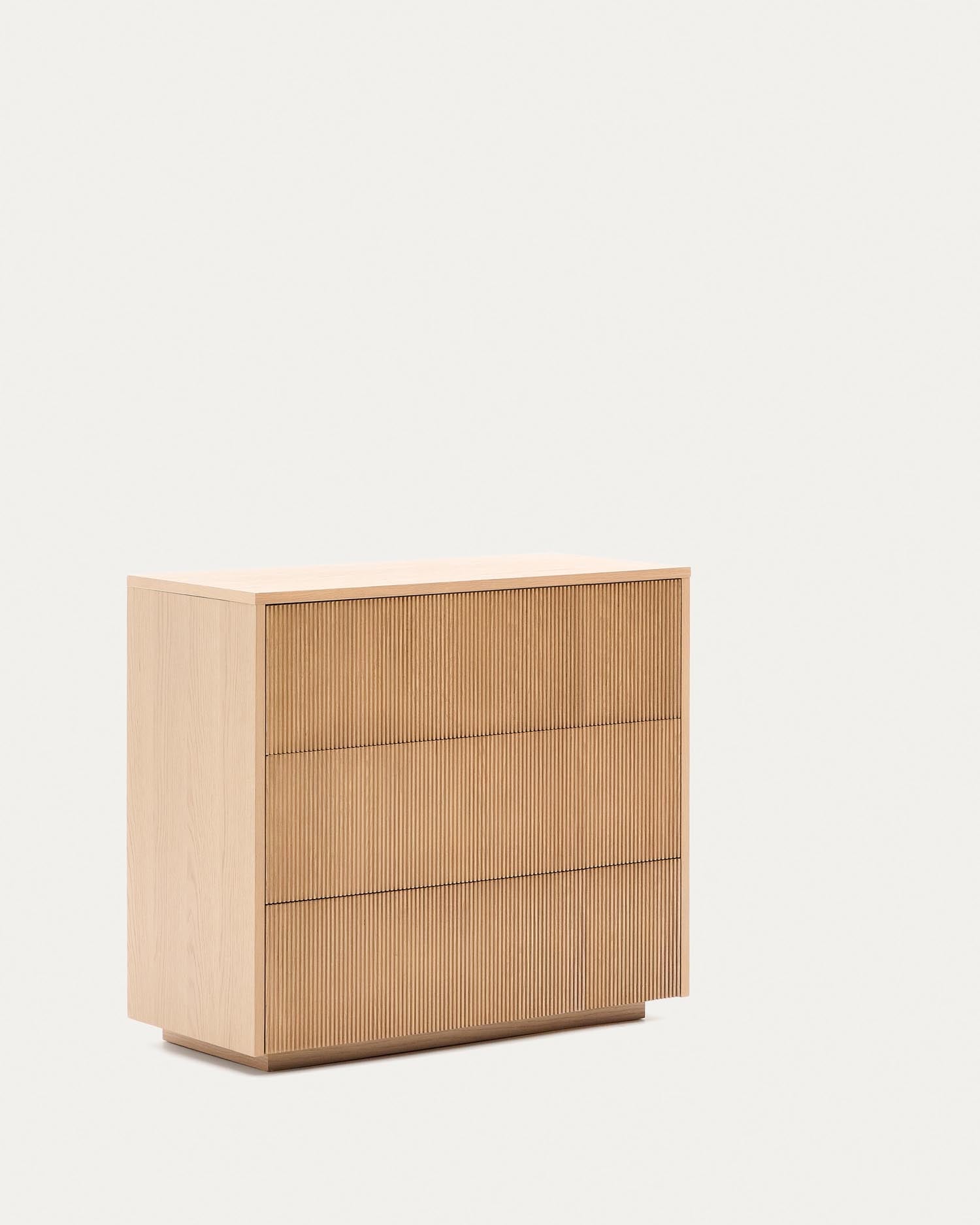Die Helvine Kommode aus Eichenfurnier mit 3 Schubladen vereint modernes Design und Nachhaltigkeit mit FSC-zertifiziertem Holz.