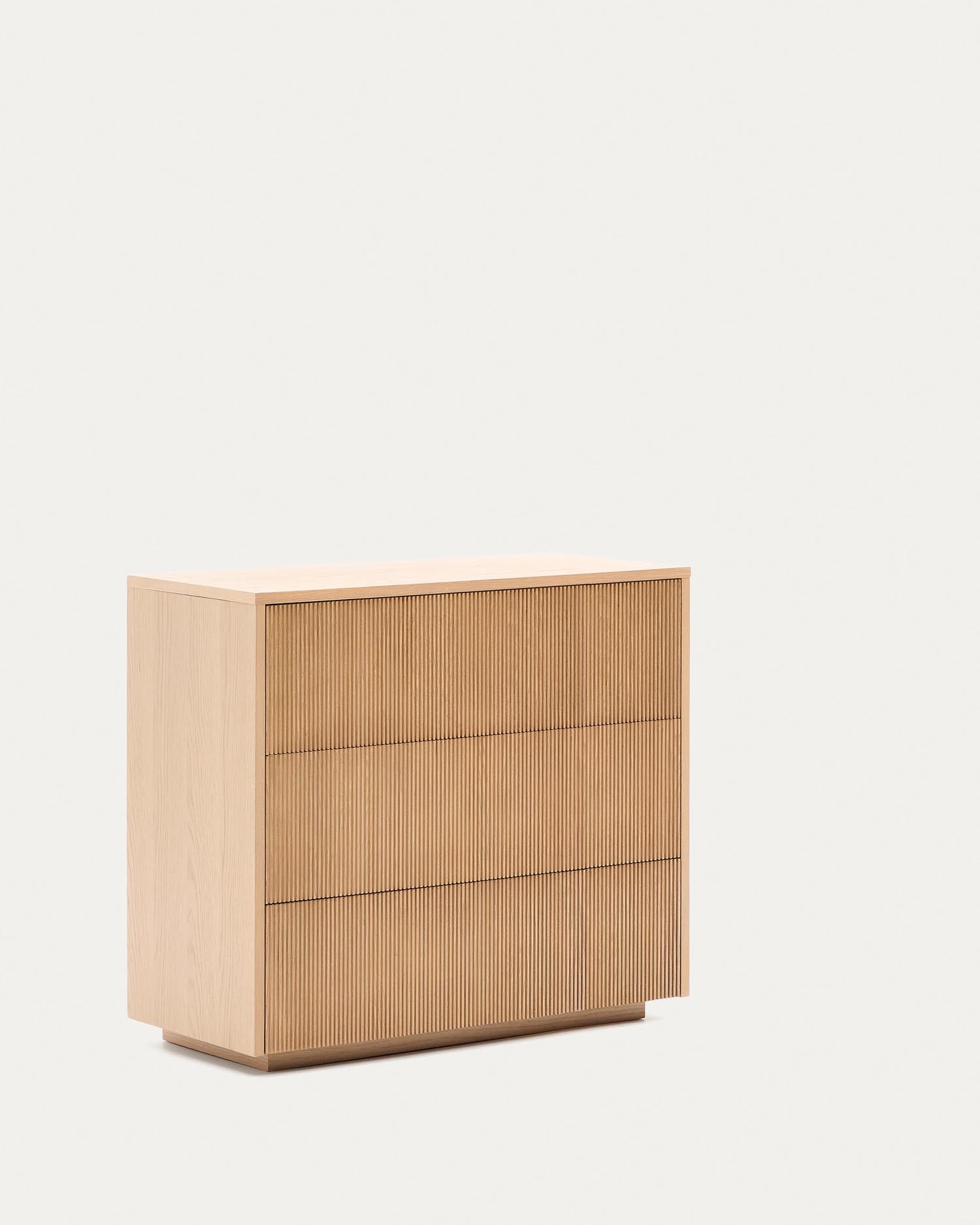 Die Helvine Kommode aus Eichenfurnier mit 3 Schubladen vereint modernes Design und Nachhaltigkeit mit FSC-zertifiziertem Holz.