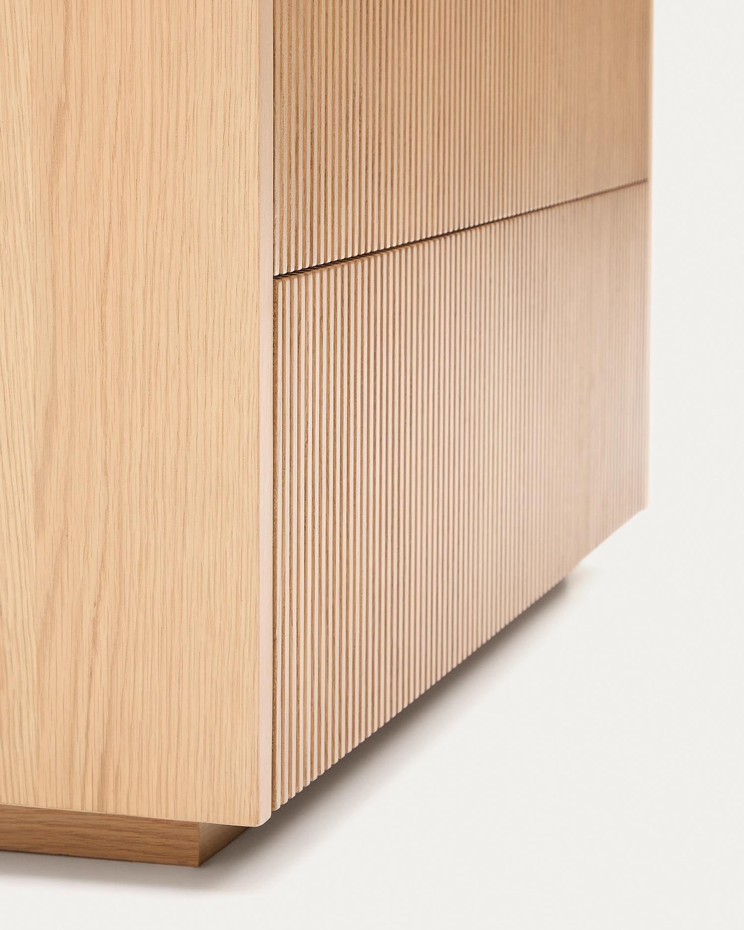 Die Helvine Kommode aus Eichenfurnier mit 3 Schubladen vereint modernes Design und Nachhaltigkeit mit FSC-zertifiziertem Holz.