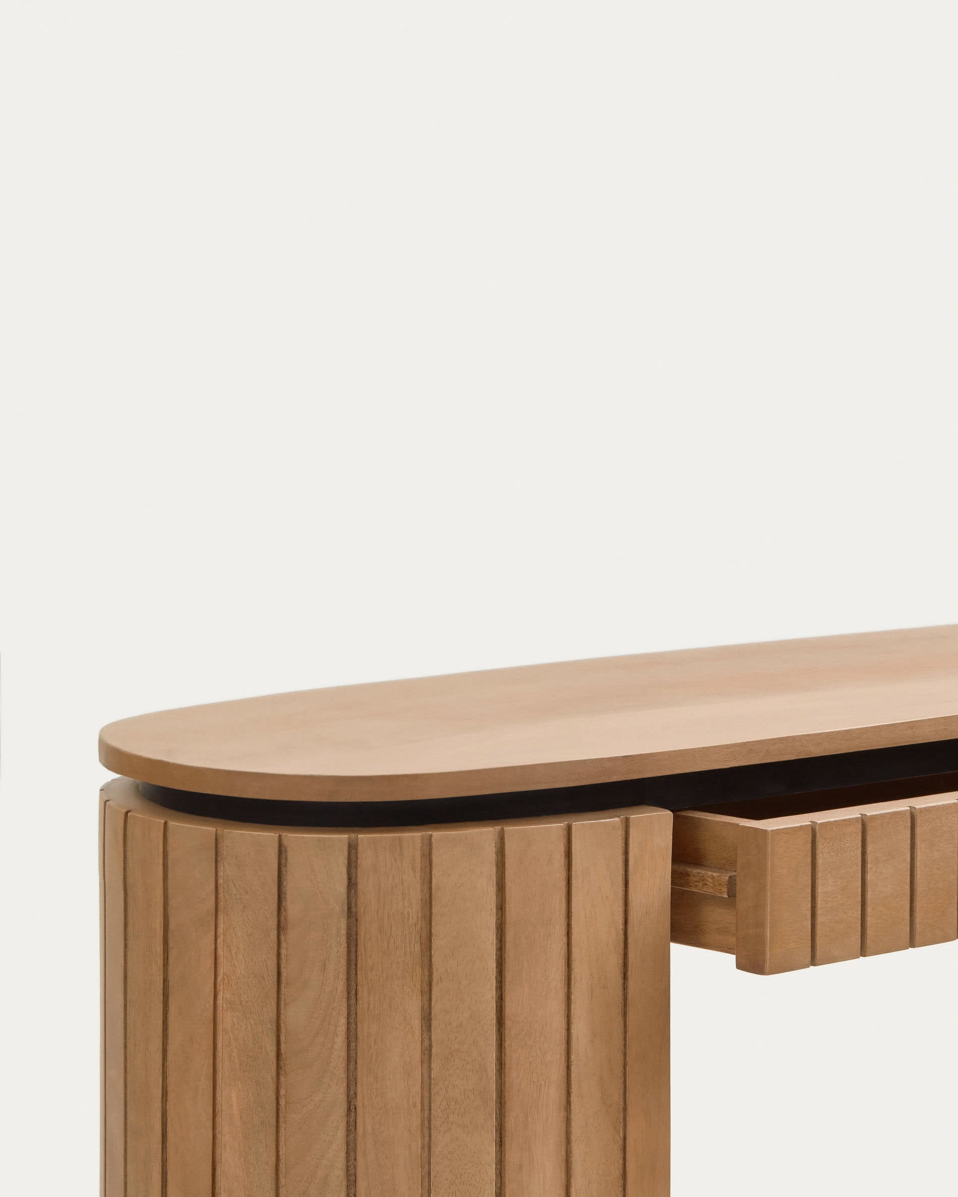Entdecken Sie den Licia Konsolentisch aus massivem Mangoholz (120 x 90 cm) – ein einzigartiges Möbelstück mit praktischer Schublade und zeitlosem Design.