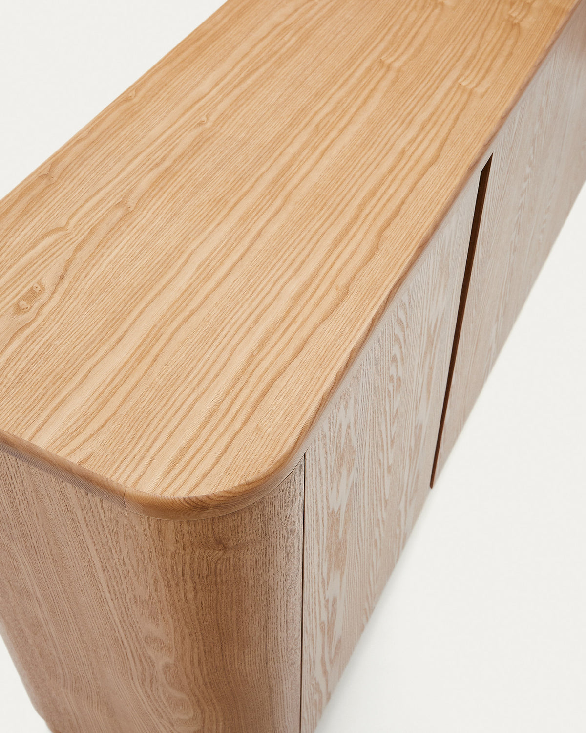 Salaya Sideboard aus Eschenfurnierholz FSC Mix Credit 200 x 79 cm in Natur präsentiert im Onlineshop von KAQTU Design AG. Sideboard ist von Kave Home