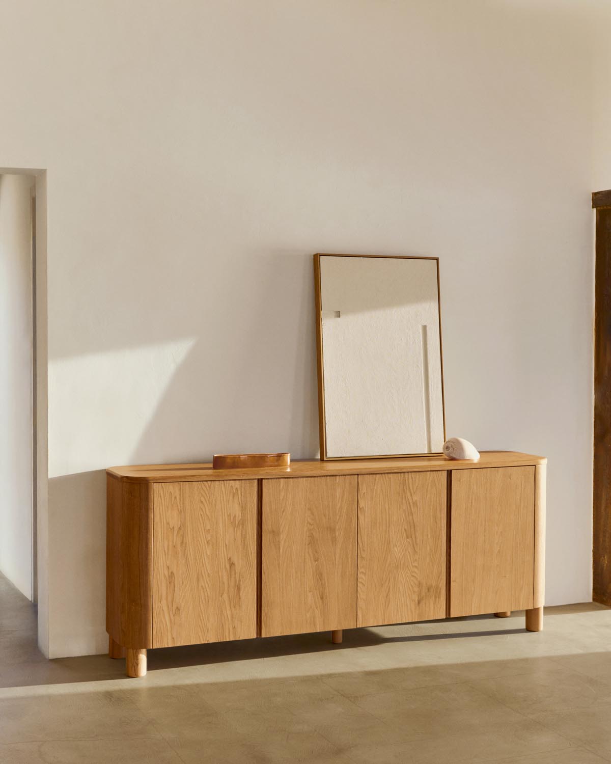 Salaya Sideboard aus Eschenfurnierholz FSC Mix Credit 200 x 79 cm in Natur präsentiert im Onlineshop von KAQTU Design AG. Sideboard ist von Kave Home