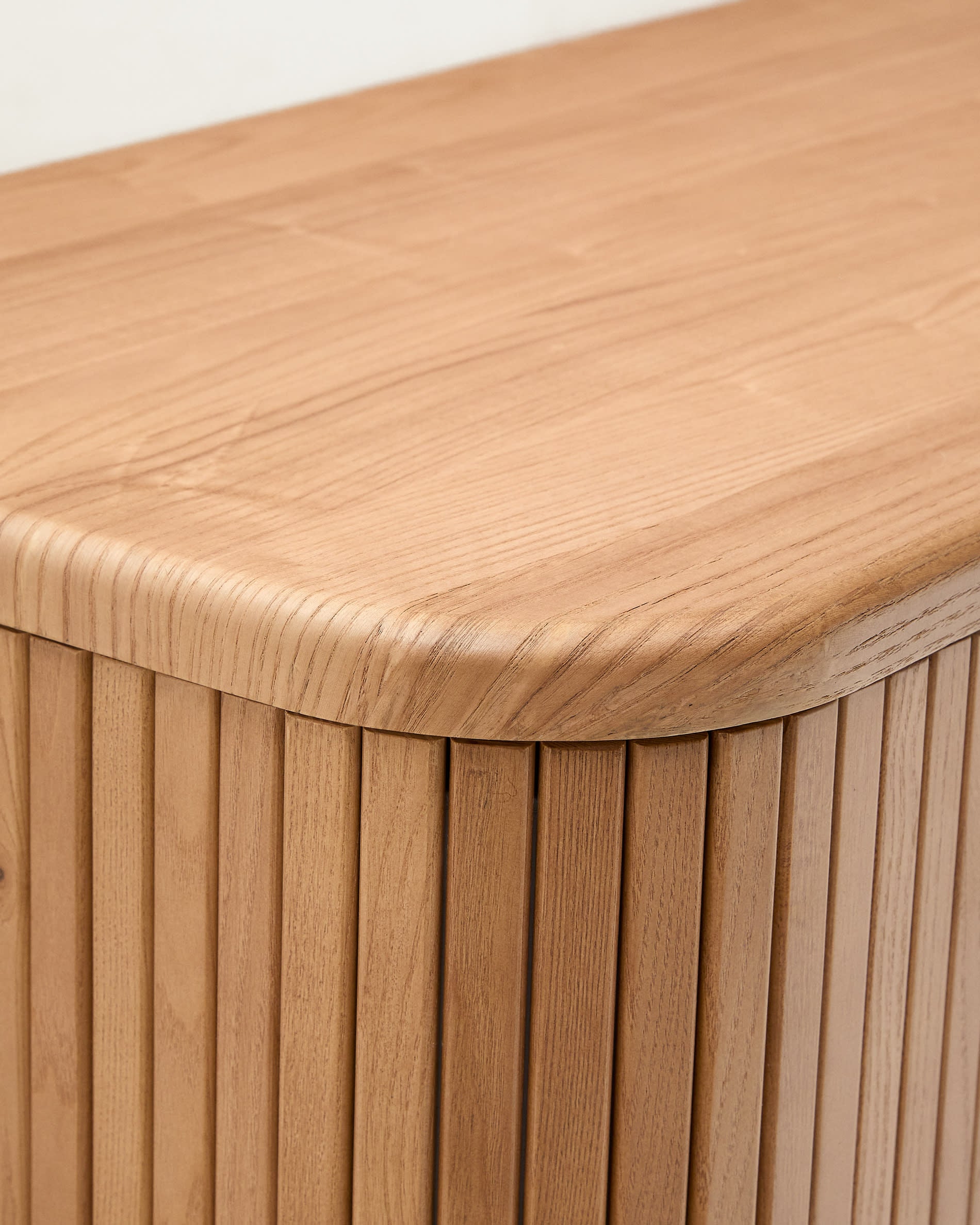 Elegantes Badezimmermöbel aus Eschenfurnier mit natürlichem Finish, 90x45 cm, von Kave Home. Stilvoll und funktional.