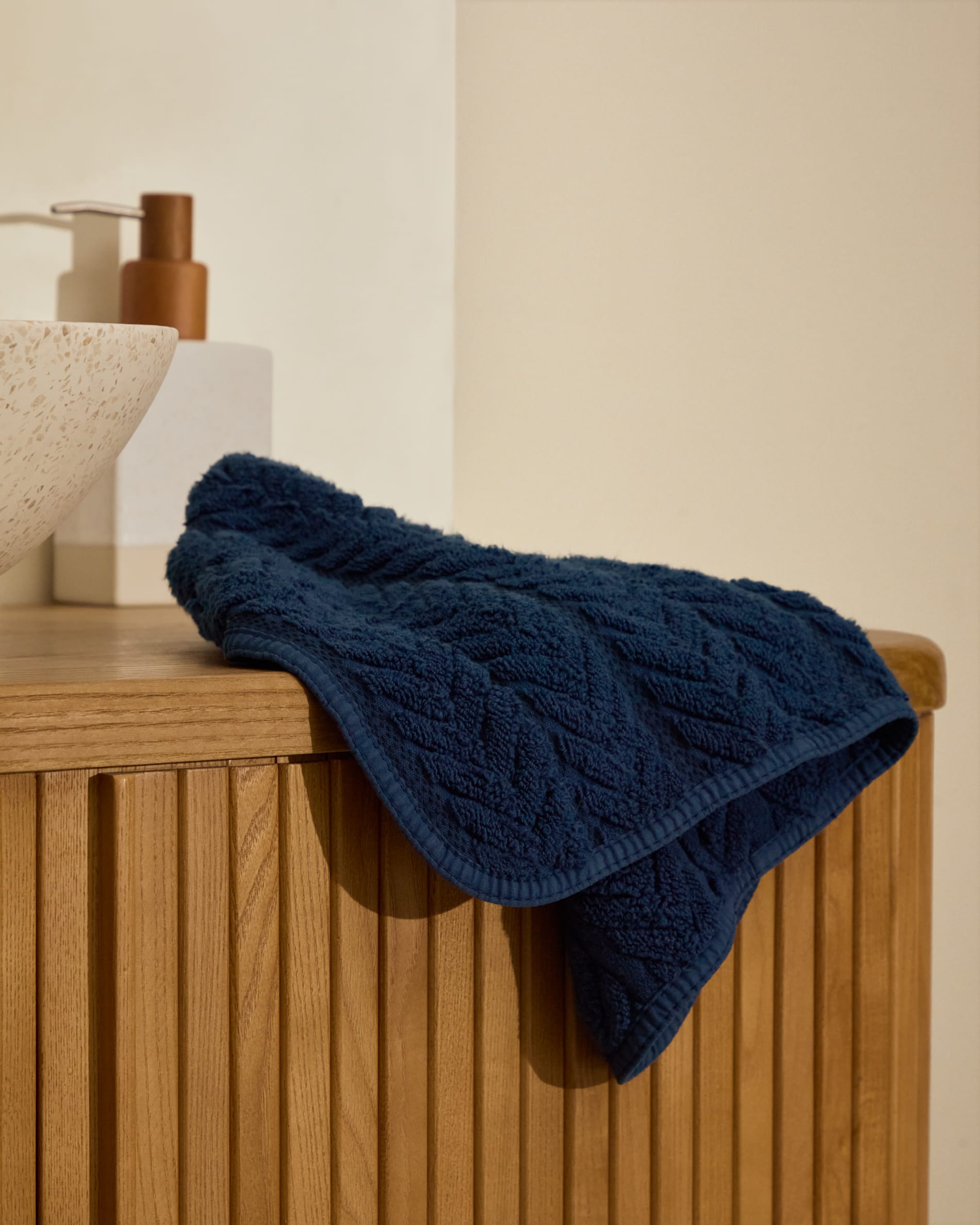 Badezimmermöbel aus Eschenfurnier, naturfarben, 90x45 cm, von Kave Home. Modernes Design, praktisch und hochwertig.