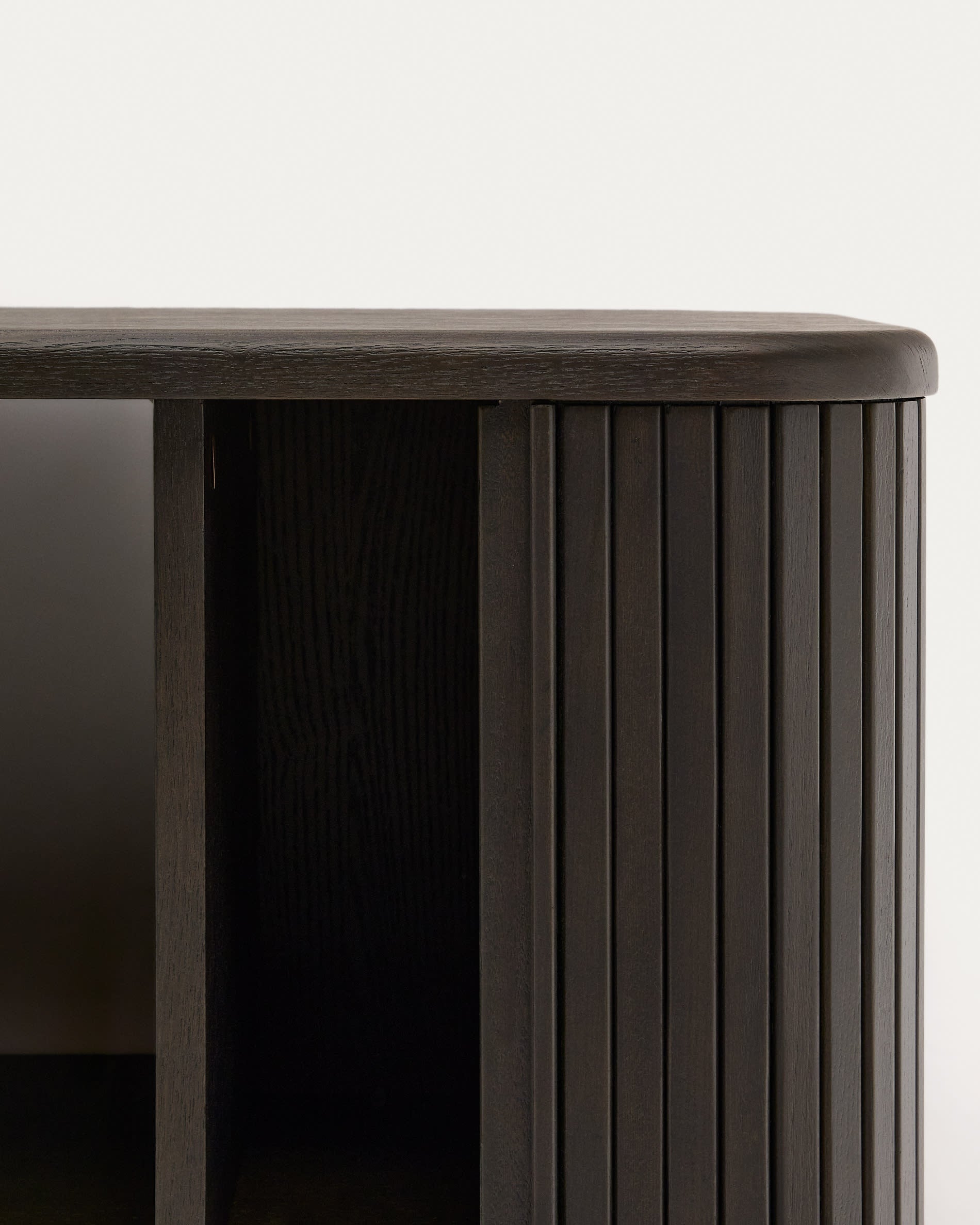 Badezimmermöbel aus Eschenfurnier mit dunklem Finish, 90x45 cm, von Kave Home. Modernes Design und praktische Funktionalität.