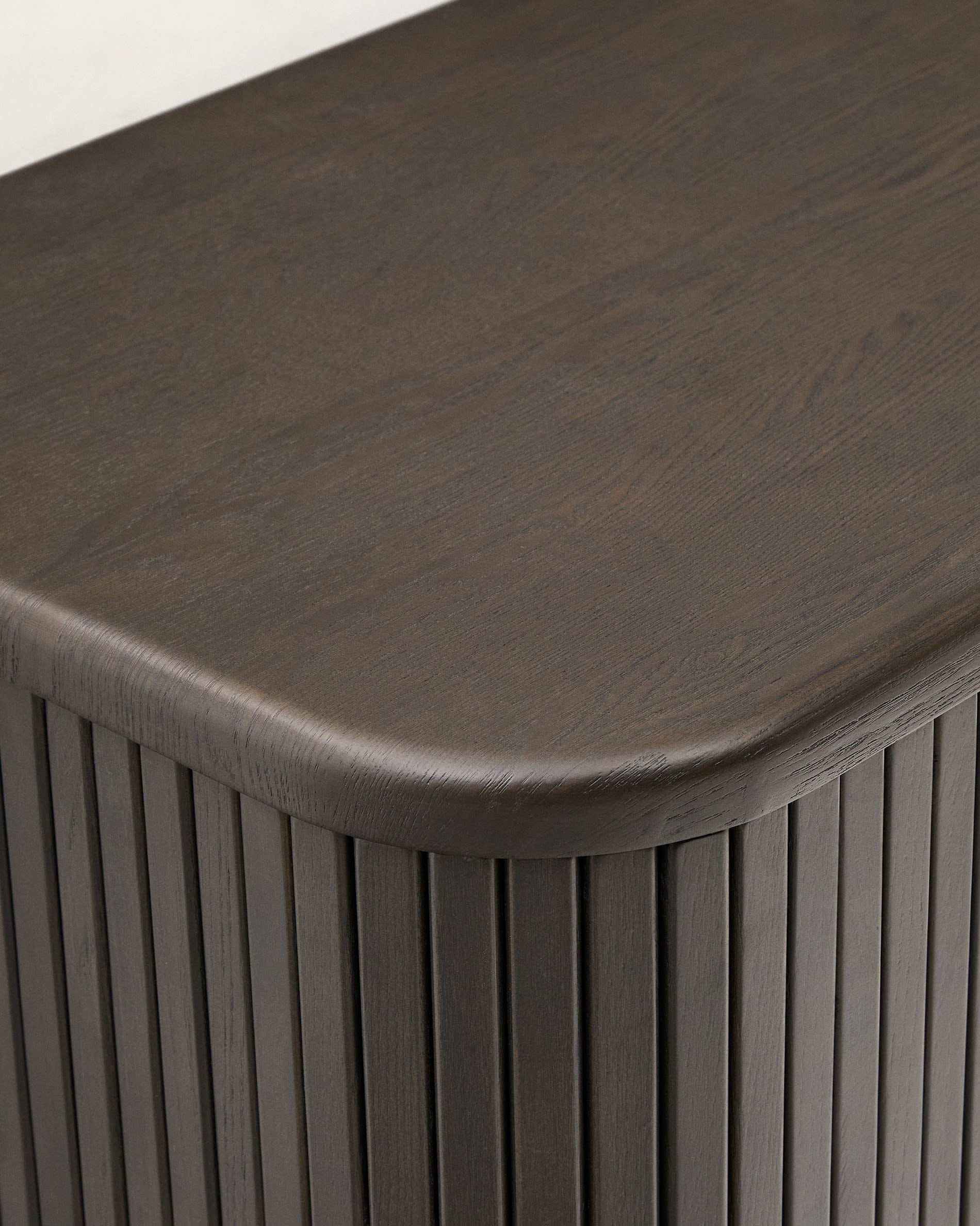 Badezimmermöbel aus Eschenfurnier mit dunklem Finish, 90x45 cm, von Kave Home. Modernes Design und praktische Funktionalität.