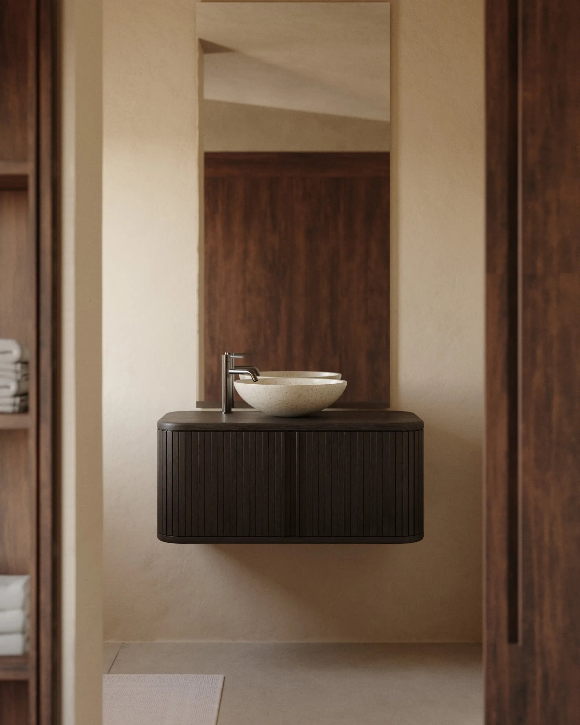 Elegantes Badezimmermöbel aus Eschenfurnier mit dunklem Finish, 90x45 cm, von Kave Home. Stilvoll und funktional für Ihr Bad.