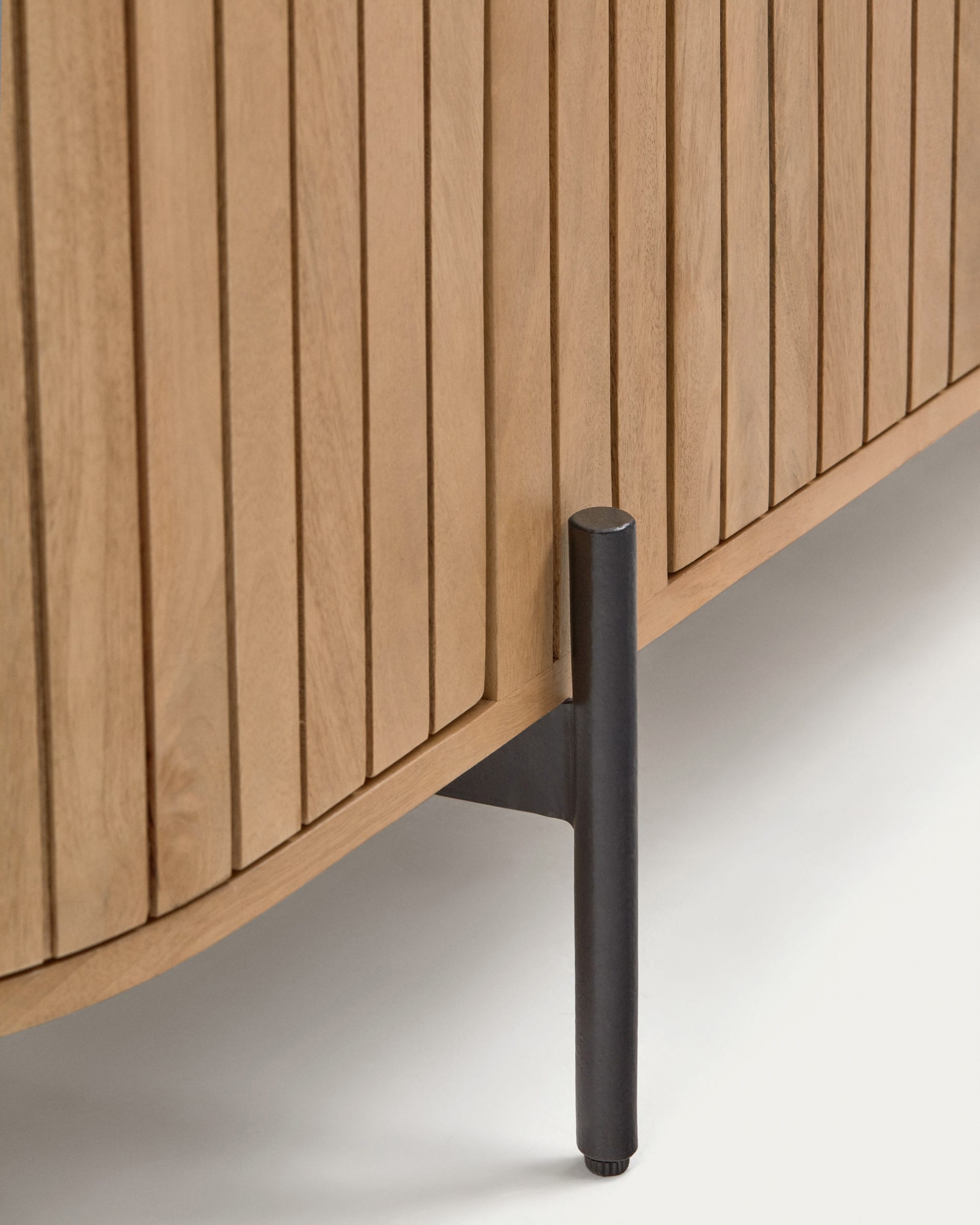 Elegante Licia Kommode aus massivem Mangoholz und schwarz lackiertem Metall, 120 x 170 cm, vereint Stil und Funktionalität für jeden Raum.