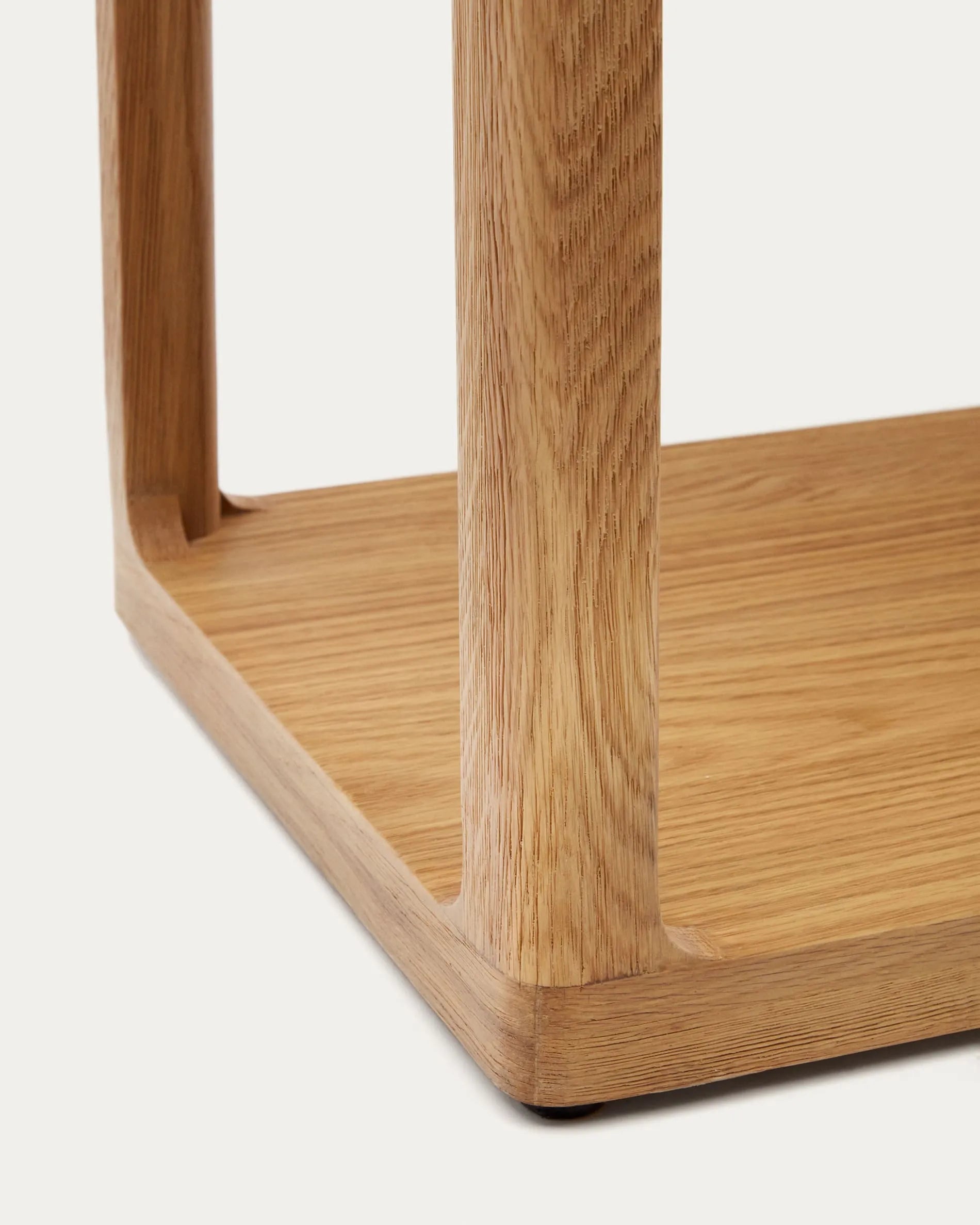 Maymai Regal 90x193 cm aus massiver Eiche von Kave Home. Modernes Design, langlebig und ideal für stilvolle Wohnräume.