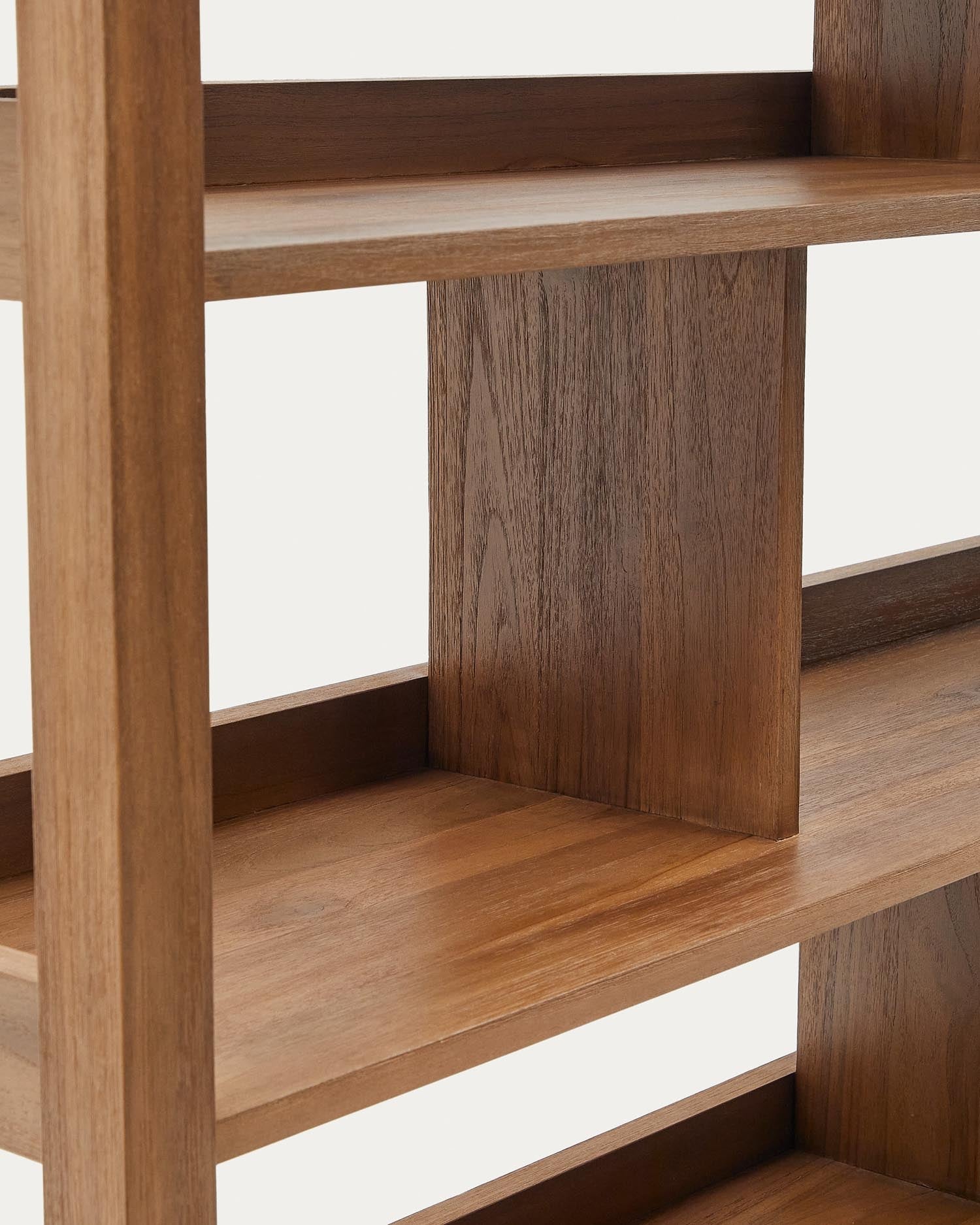 Das Sashi Regal aus Teakholz (150x185 cm) von Kave Home kombiniert elegantes Design mit praktischer Aufbewahrung für jeden Raum.
