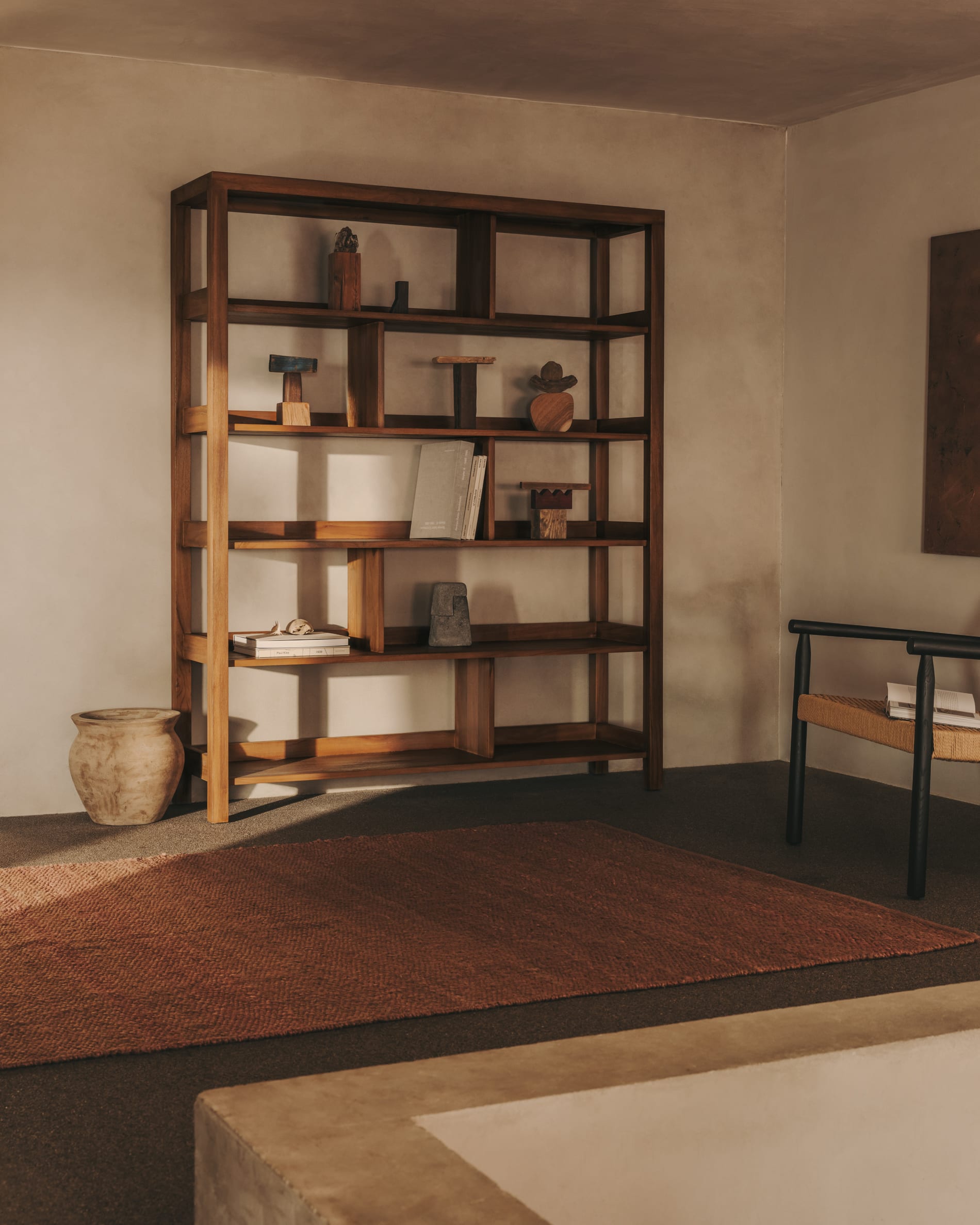 Das Sashi Regal aus massivem Teakholz (150x185 cm) von Kave Home bietet stilvolle und langlebige Aufbewahrung für Ihr Zuhause.