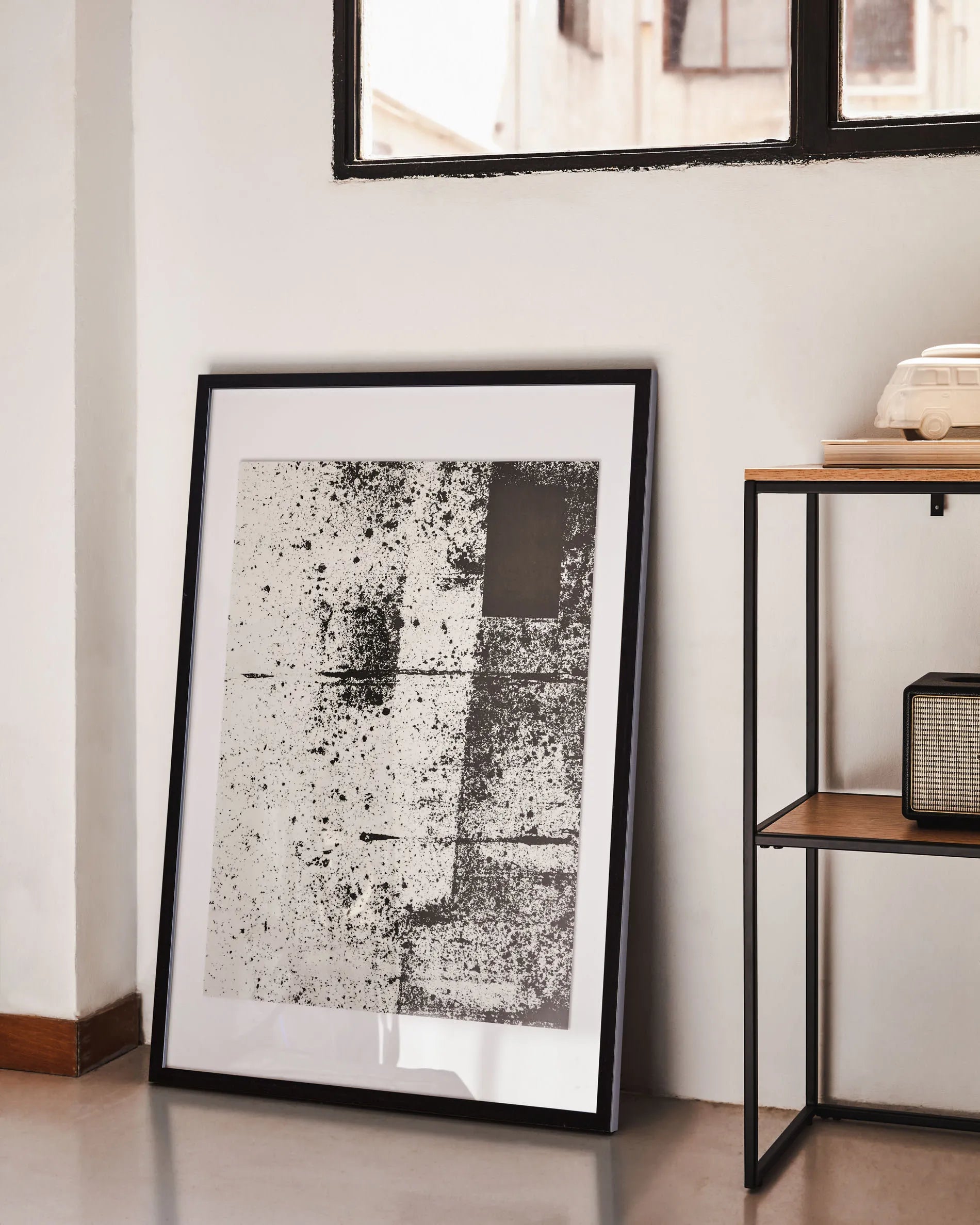 Moderner Konsolentisch mit Eichenfurnier und schwarzem Metallgestell, ideal für stilvolle Wohnräume, Maße: 120 x 80 cm.