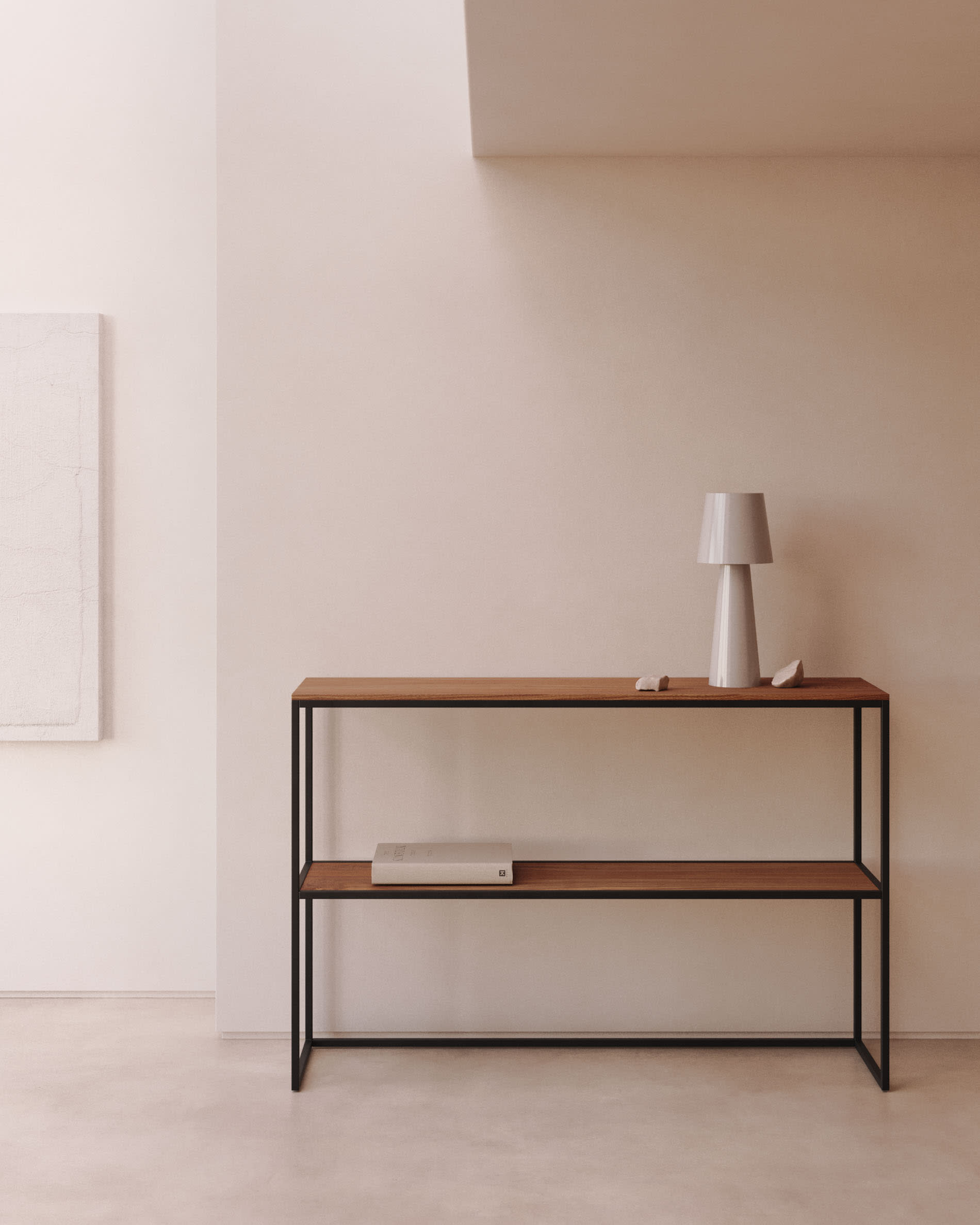 Eleganter Konsolentisch mit warmem Nussholzfurnier und schwarzem Metallgestell, ideal für stilvolle Akzente in jedem Raum.