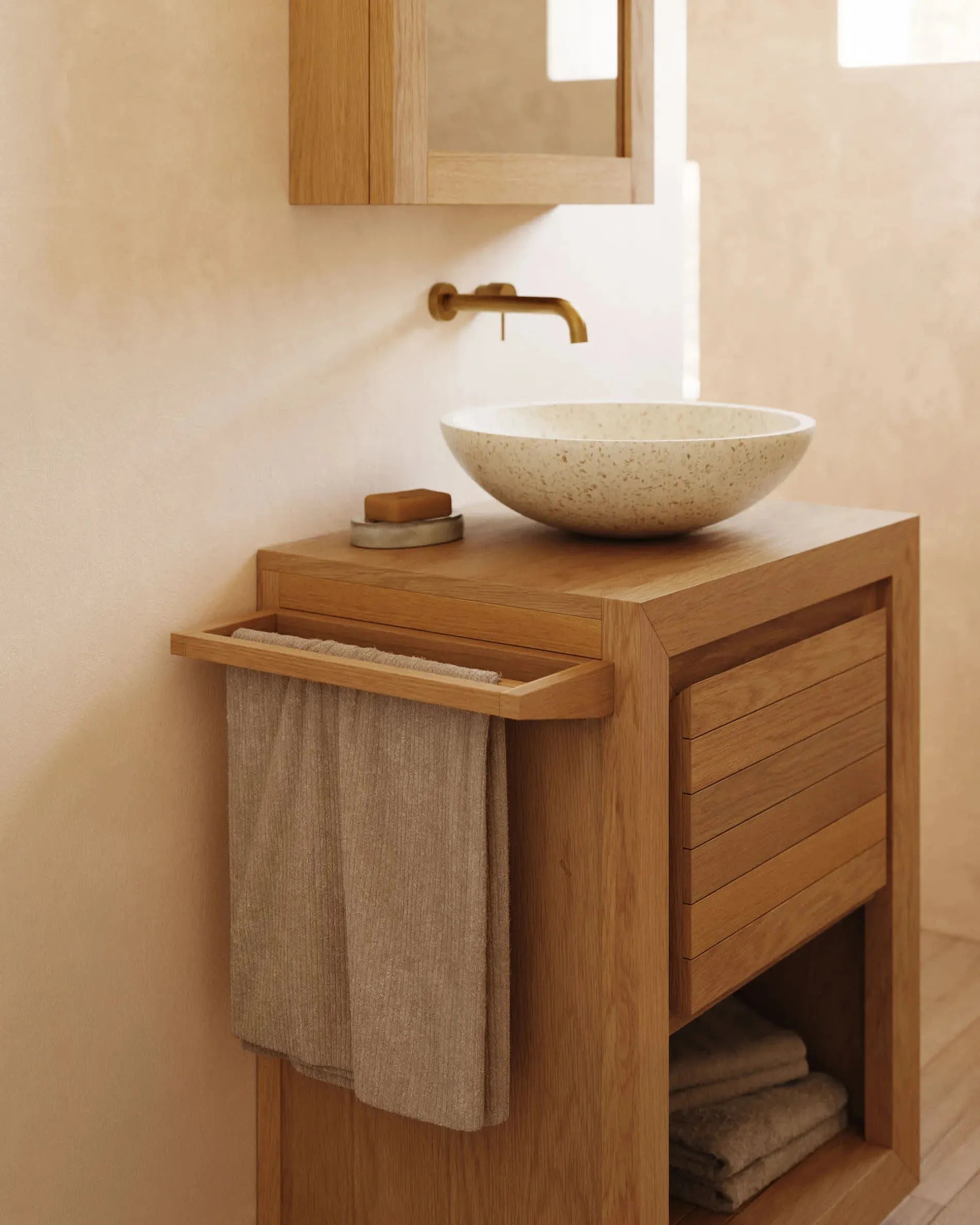 Elegantes Badezimmermöbel aus massivem Teakholz mit natürlichem Finish, 60x45 cm, von Kave Home, stilvoll und funktional.